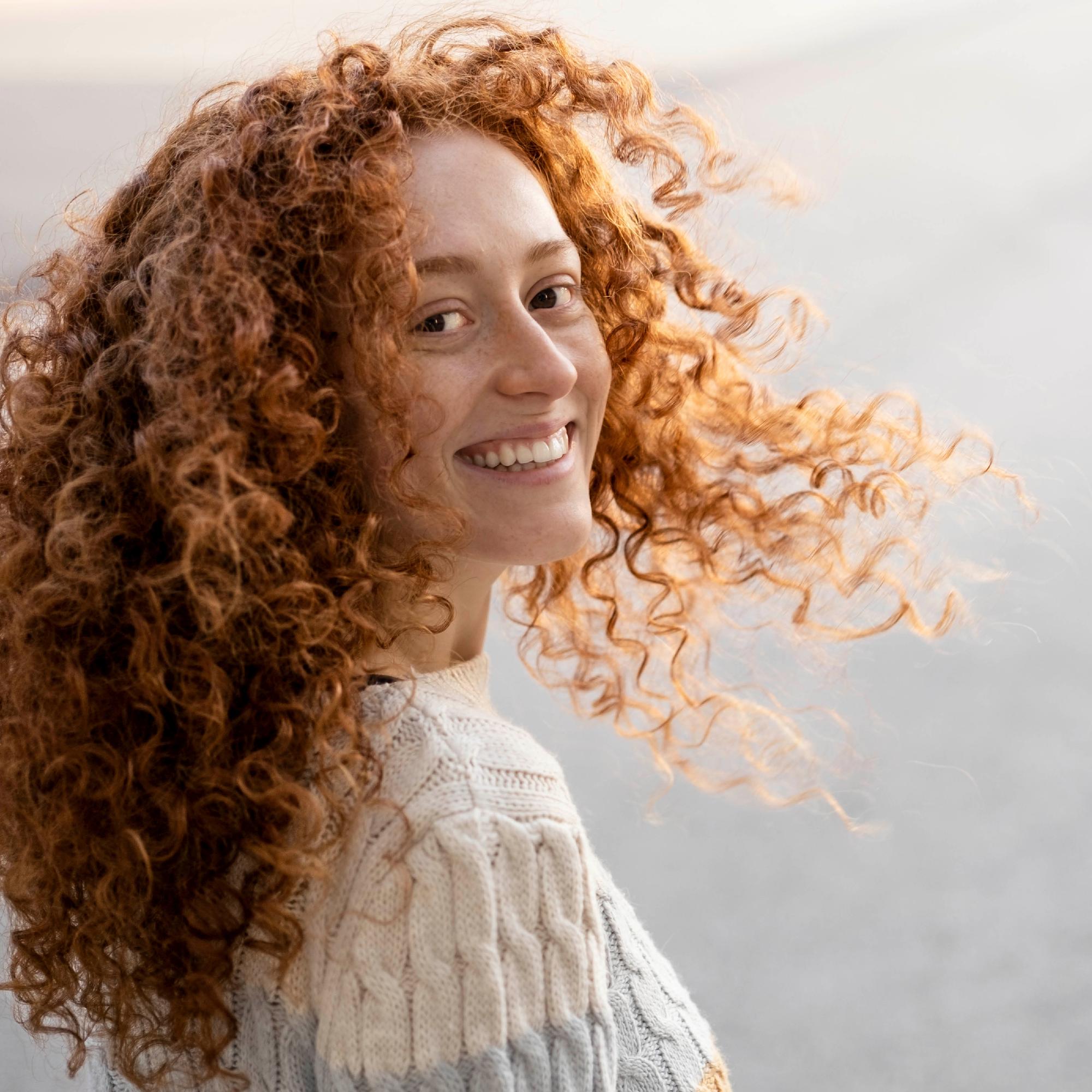 Jos kiharrat, kuivaat ja suoristat hiuksia, tarvitset yhtä näistä tuotteista – tässä 5 parasta lämpösuojasuihketta, joista yksi pelastaa otsatukkaisen aamut