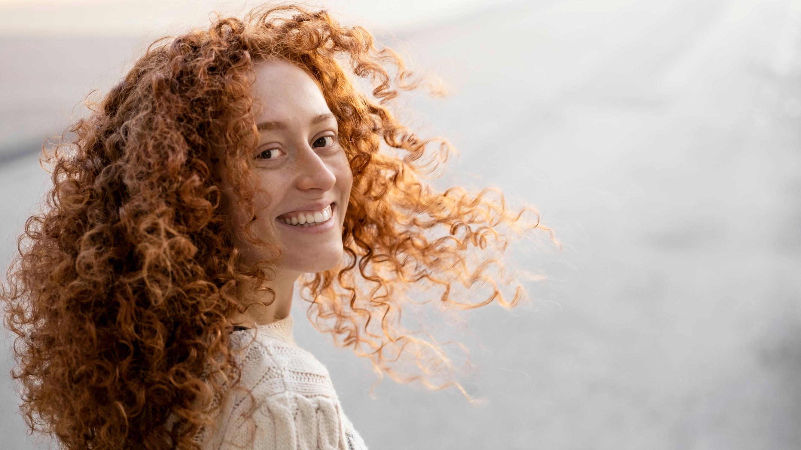 Jos kiharrat, kuivaat ja suoristat hiuksia, tarvitset yhtä näistä tuotteista – tässä 5 parasta lämpösuojasuihketta, joista yksi pelastaa otsatukkaisen aamut