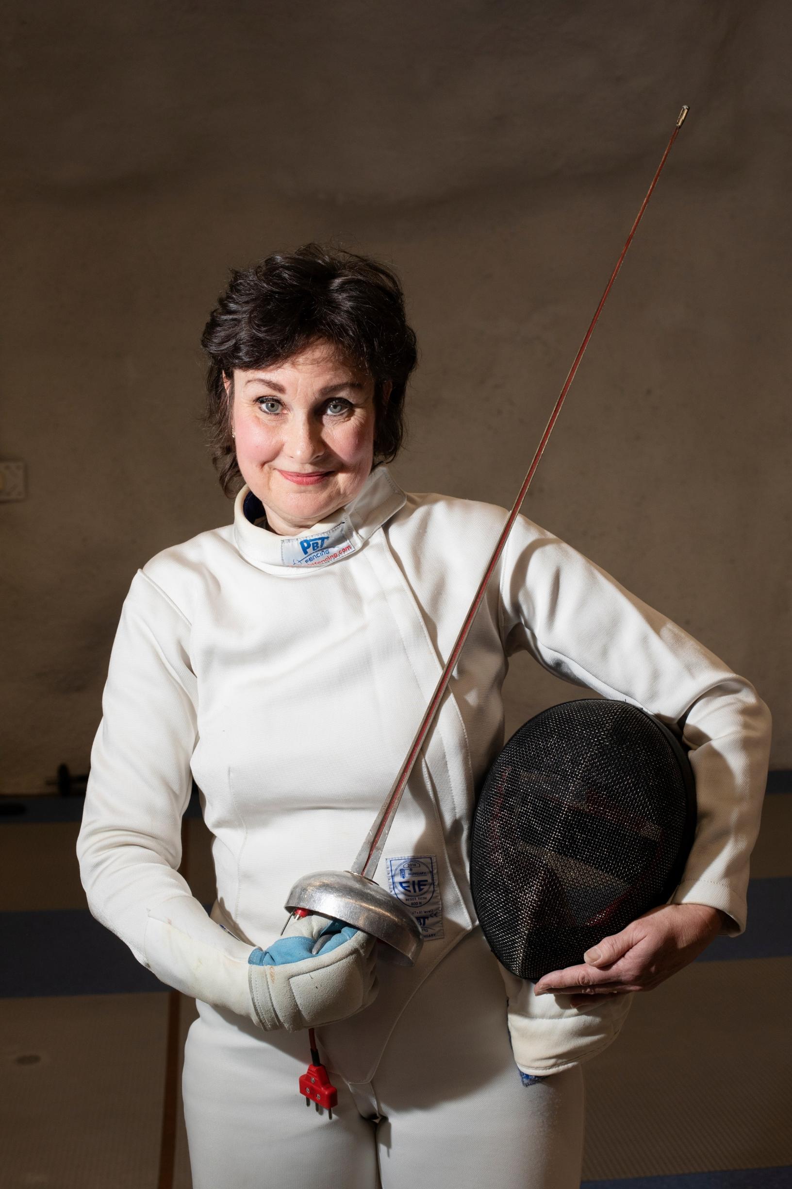 Kun Hanna oli selvinnyt syöpähoidoistaan, hän ryhtyi viimein harrastamaan unelmiensa lajia: ”Miekkailu on fyysistä shakkia”