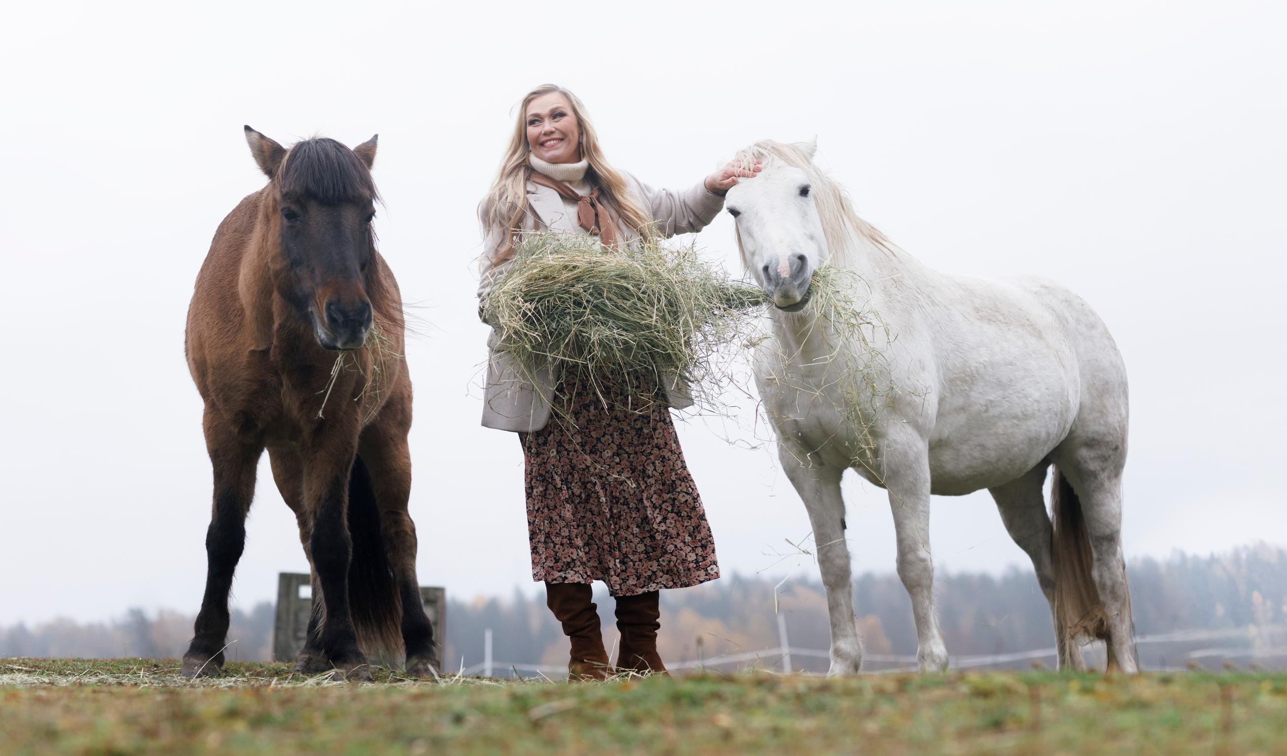 Ruskea islanninhevonen Jarl on tasapainoinen ja kommunikoiva, eestinhevonen Ambra lempeä. Outin eläinperheeseen kuuluvat myös kissat Lola ja Kisu sekä koirat Jimi ja Jörö.