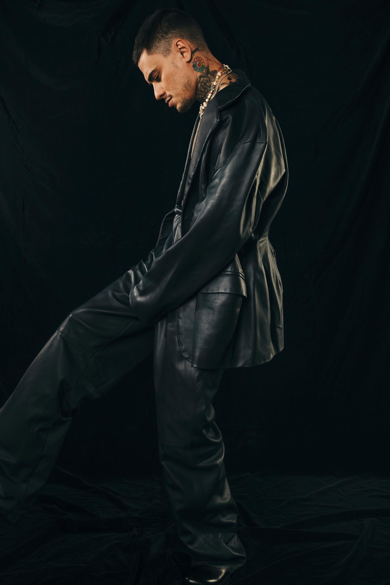 Mikael Gabriel nahka-asussa.