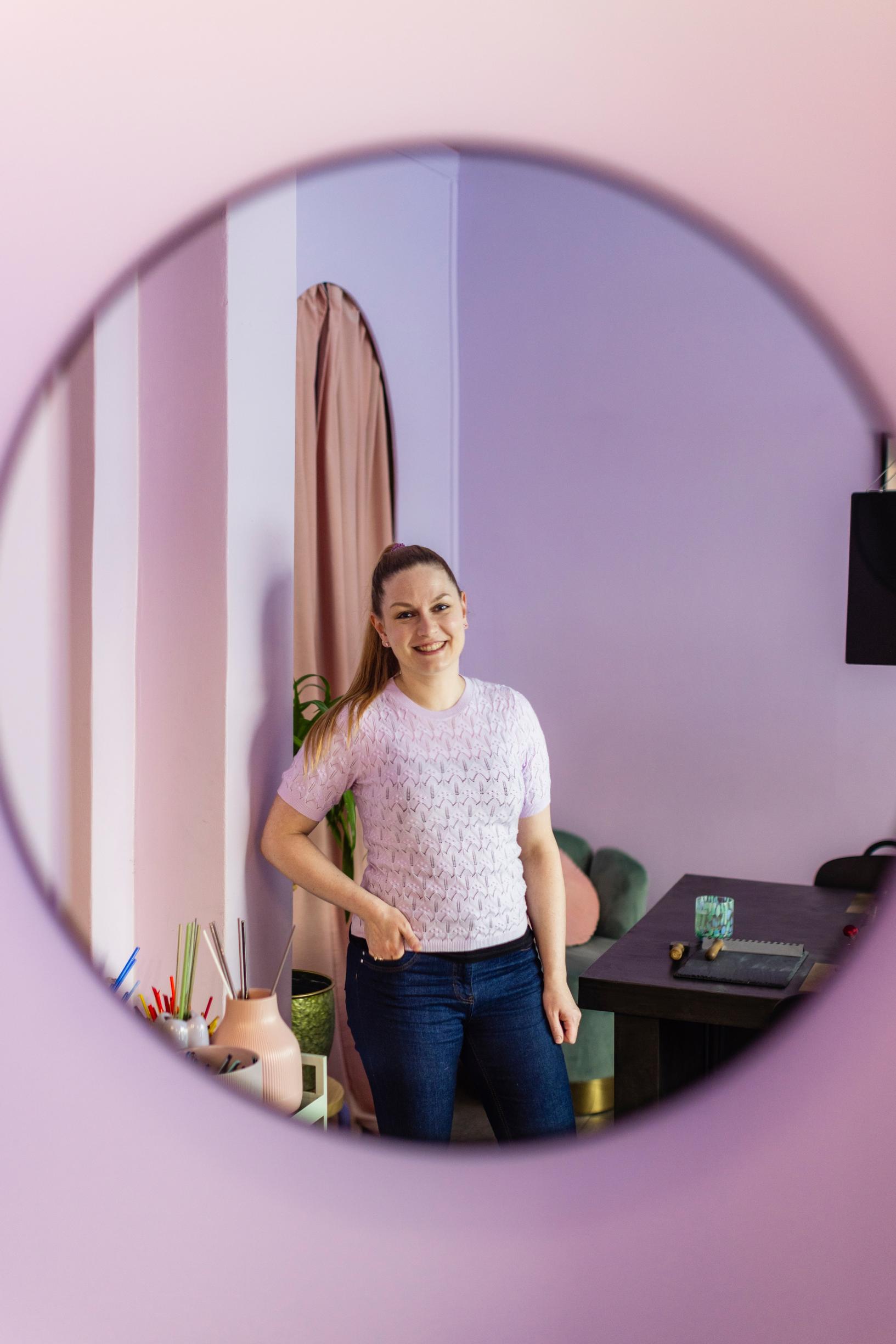 Nina kuvattuna peilin kautta