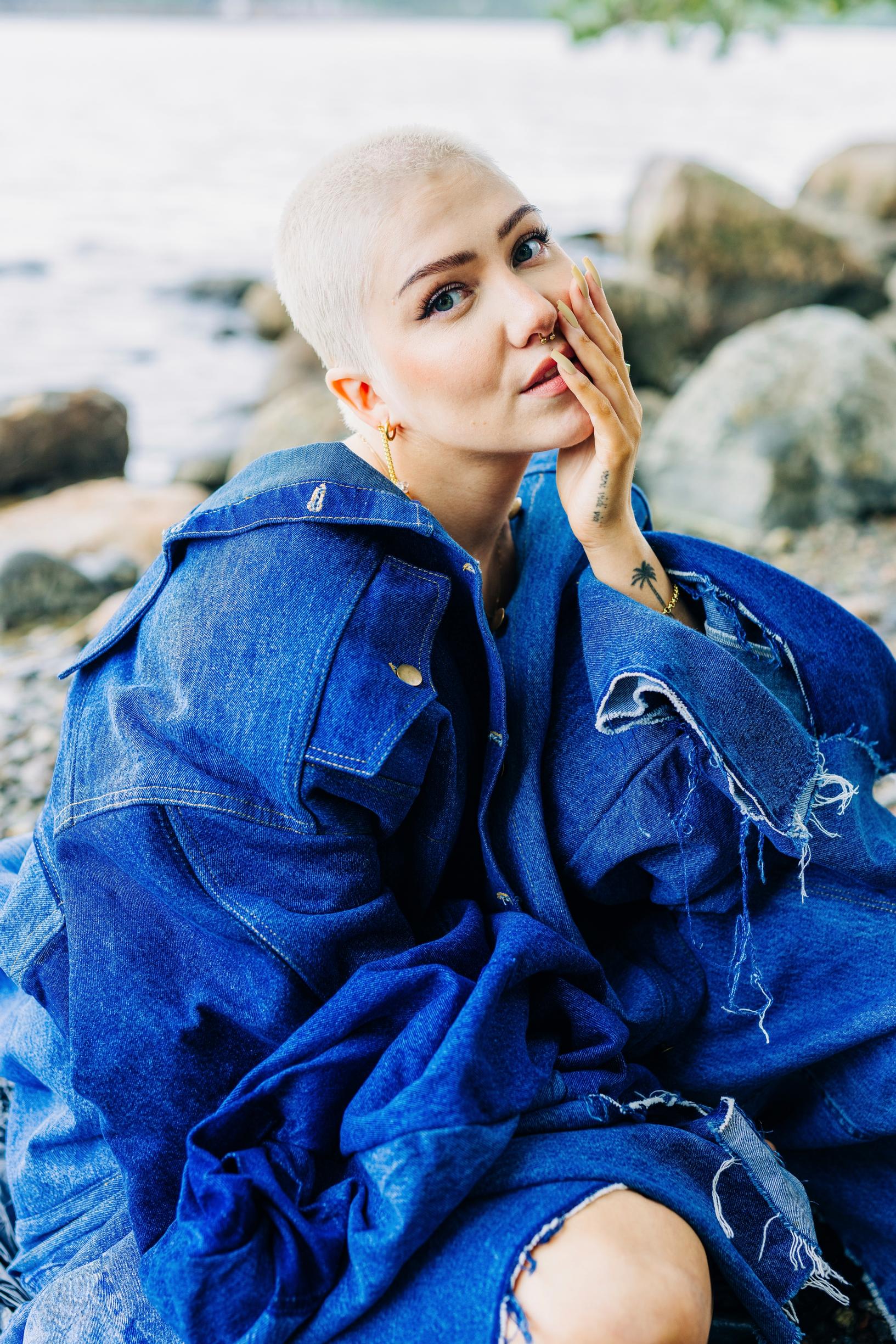 Evelina sinisessä farkkumekossa.