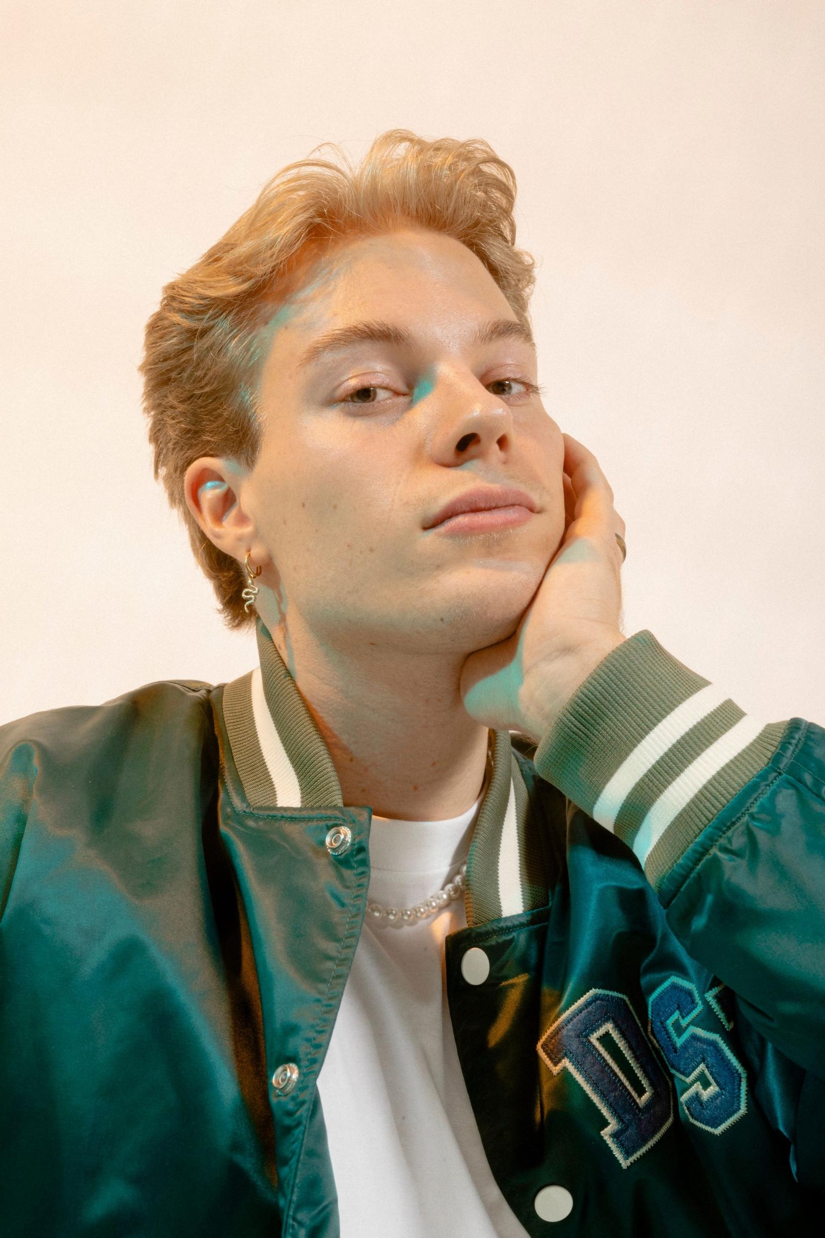 Tubettaja Mikael Renwall otti täytehoitoja, koska ajatteli, että hänen täytyy olla aina hyvännäköinen: ”Nyt tuntuu epäeettiseltä, että joku katselee toisen kasvoja ja ehdottelee, mitä niille kannattaisi tehdä”