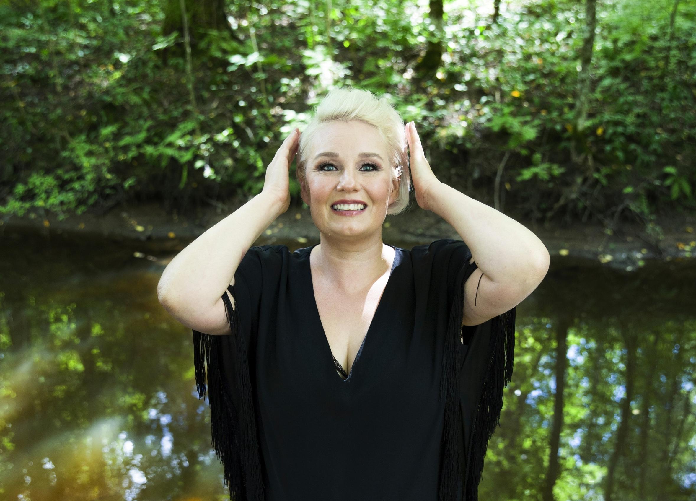 Väkivaltainen suhde romutti Laura Avoniuksen itsetunnon: ”Tein ensimmäiset lauluni suhteesta, joka musersi minut”