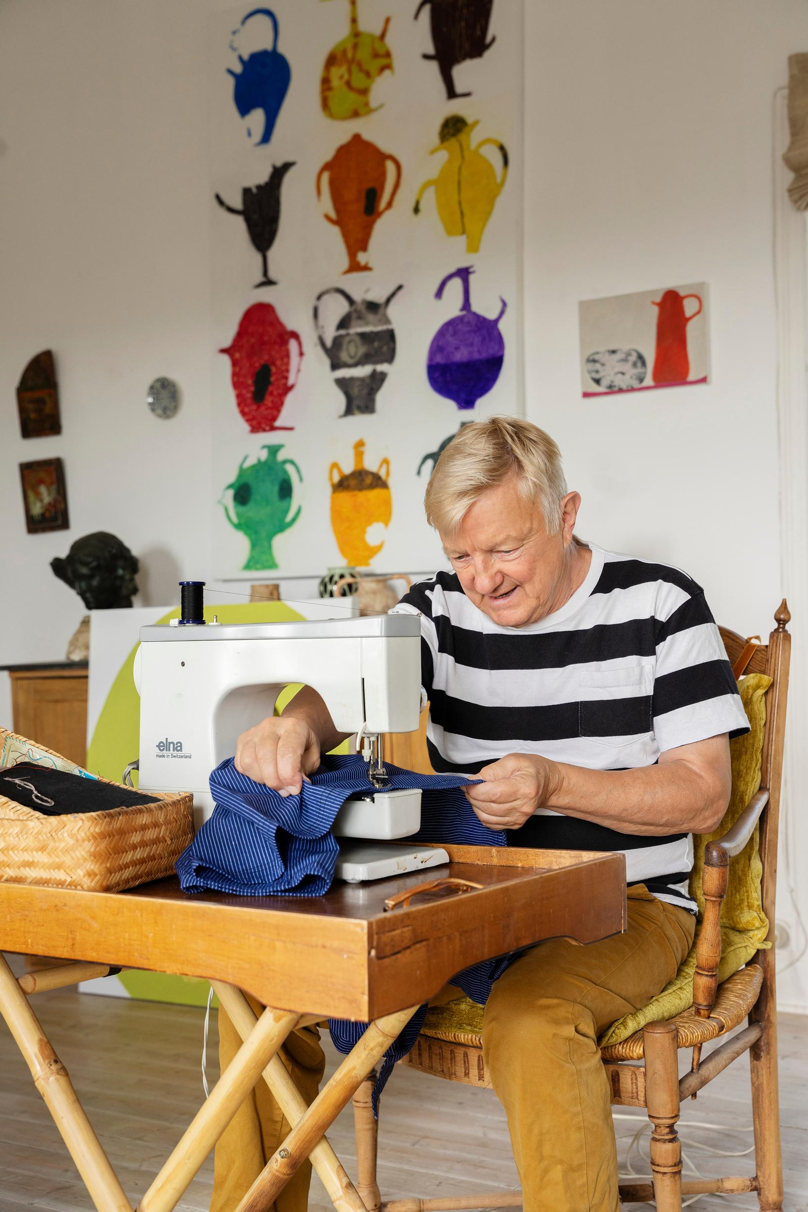 Hannu Väisänen ompelee ompelukoneella