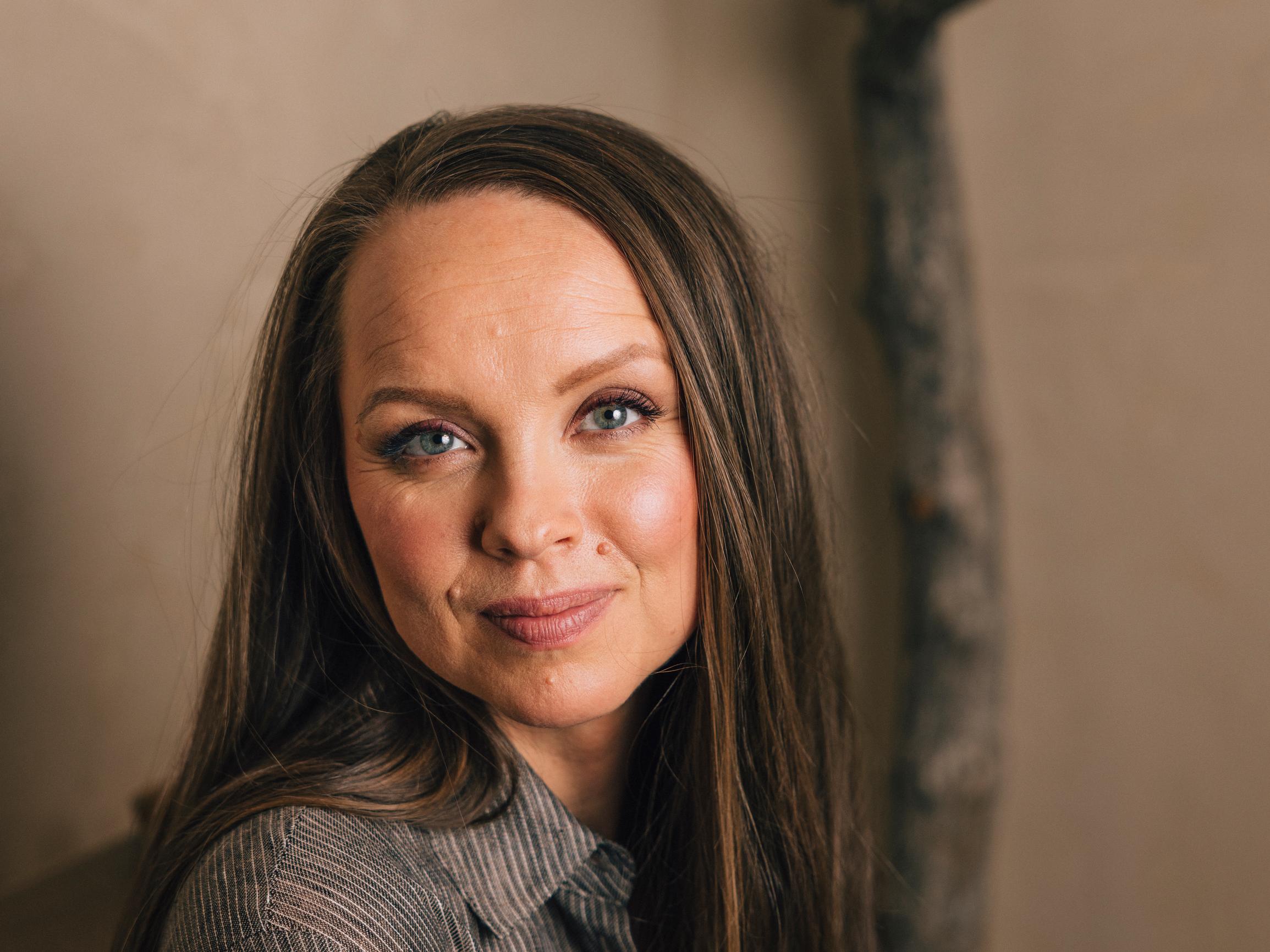 Laulaja Kirsi Rannon hengityksestä tuli katkonaista ja puhe alkoi pätkiä - palaa 13 vuoden tauon jälkeen lavoille