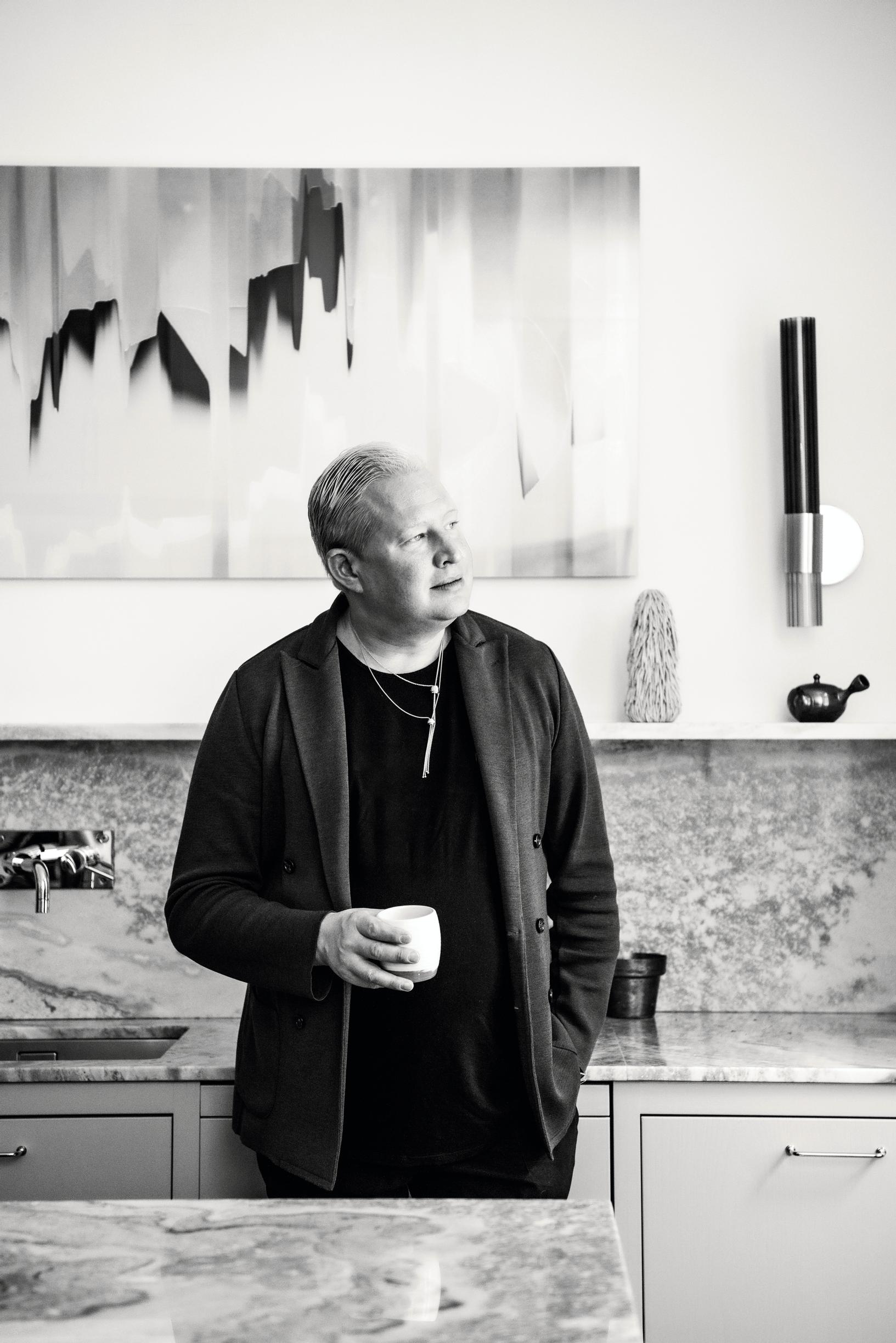 ”Kadun elämässäni vain hyvin harvoja asioita. Toisille menneisyys on kuin repullinen kiviä, mutta minulle se on repullinen eväitä”, Pekka Mattila sanoo.