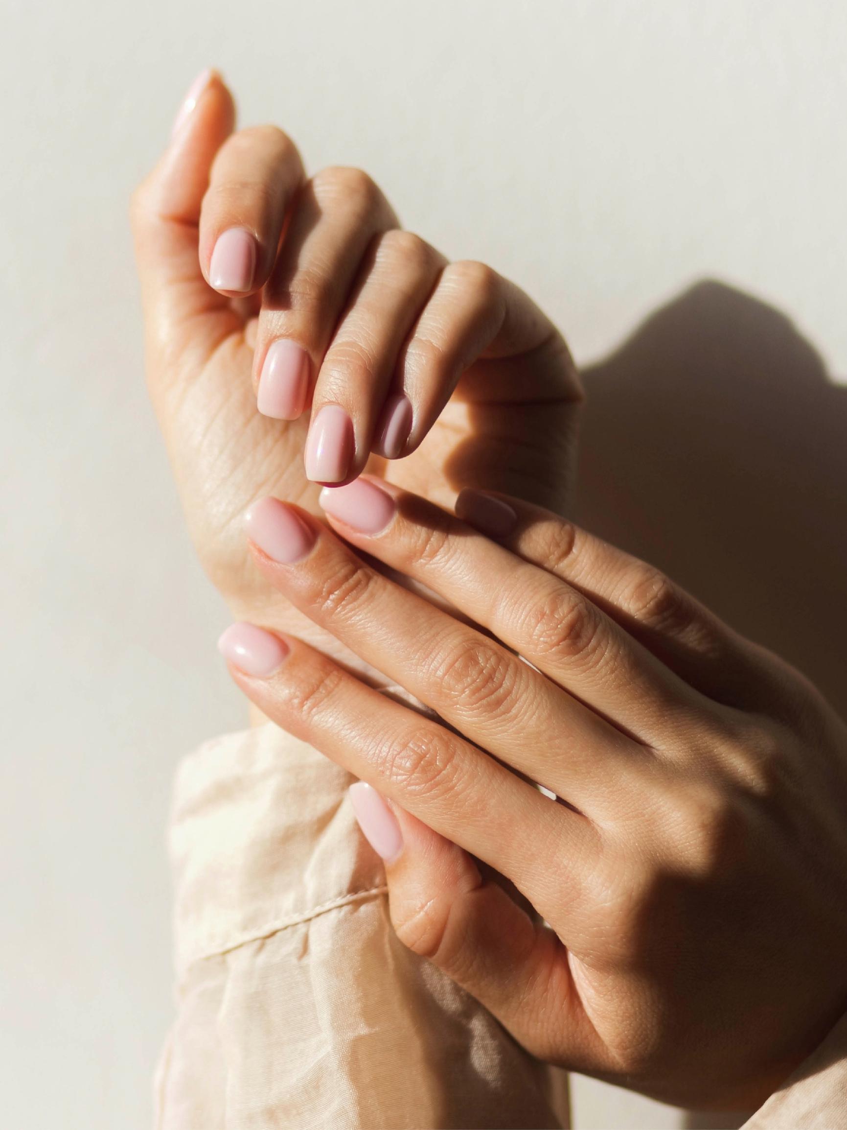 Jos kynnet liuskoittuvat, kokeile tätä tehokäsittelyä – manikyyrin lisäpalveluna hinta on vain 15 euroa