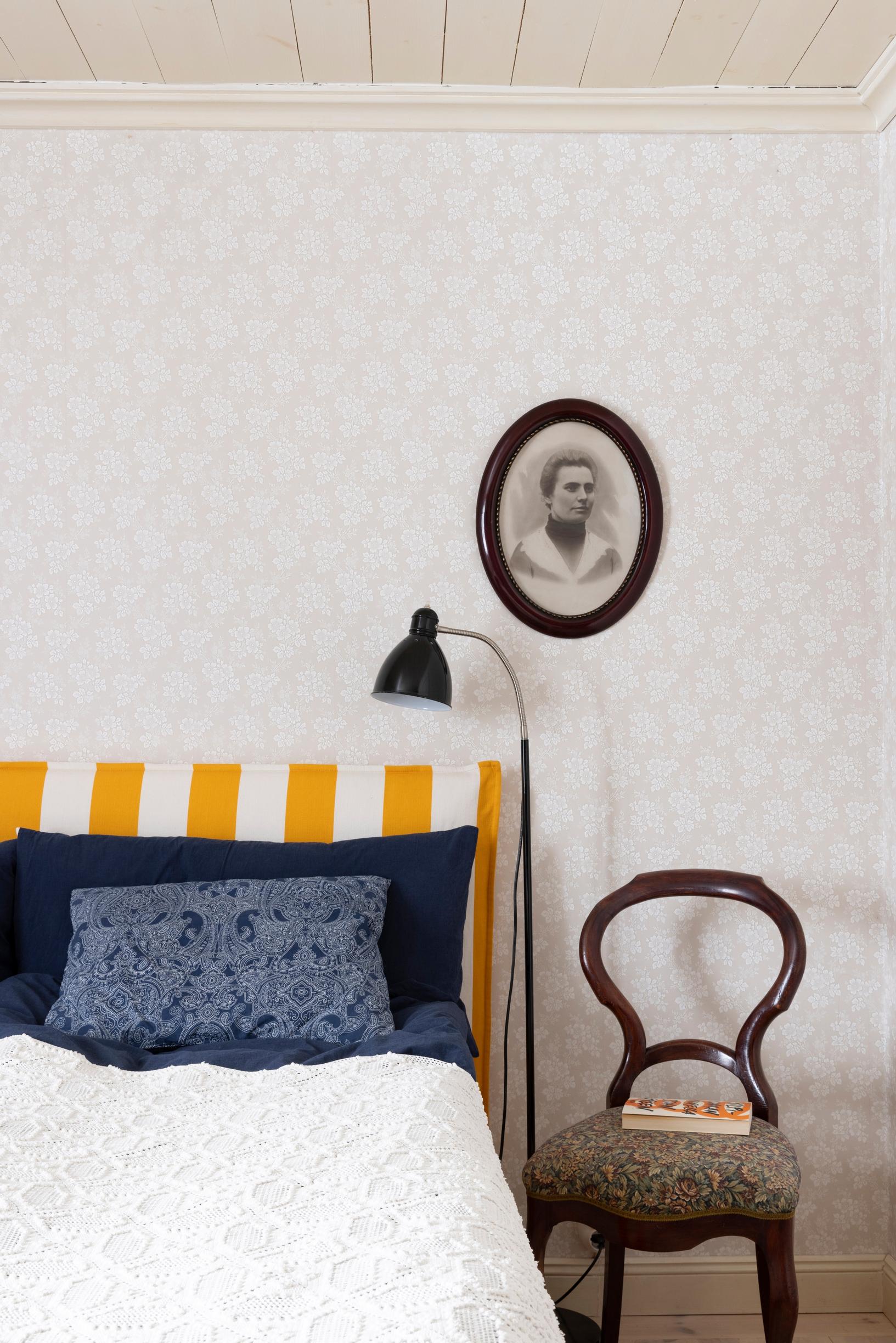 Yksi harvoista uusista hankinnoista Vähä-Ruolaan on Hakolan sänky. Pitsipeitto on talon peruja, ja tallella ovat Ekan isoisän isän Martta-siskon ompelutarvikkeetkin.