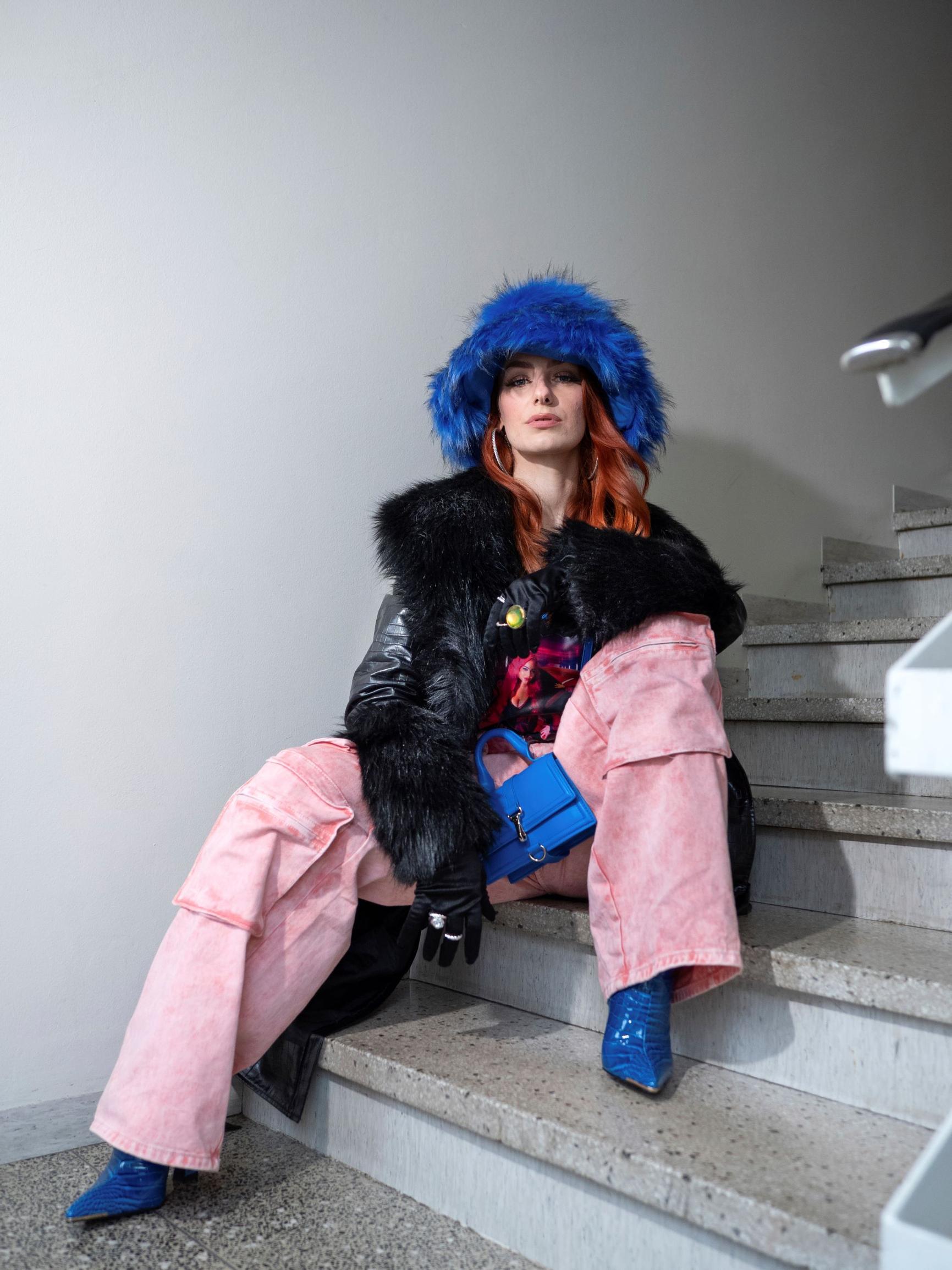 Artisti Sminille ei iske koskaan asukriisi, sillä hän miettii sunnuntaisin valmiiksi tulevan viikon vaatteet – ”Jos päivän asu on 15 sentin korot ja karvahattu, niin niillä sitten lampsitaan neuvolaan”