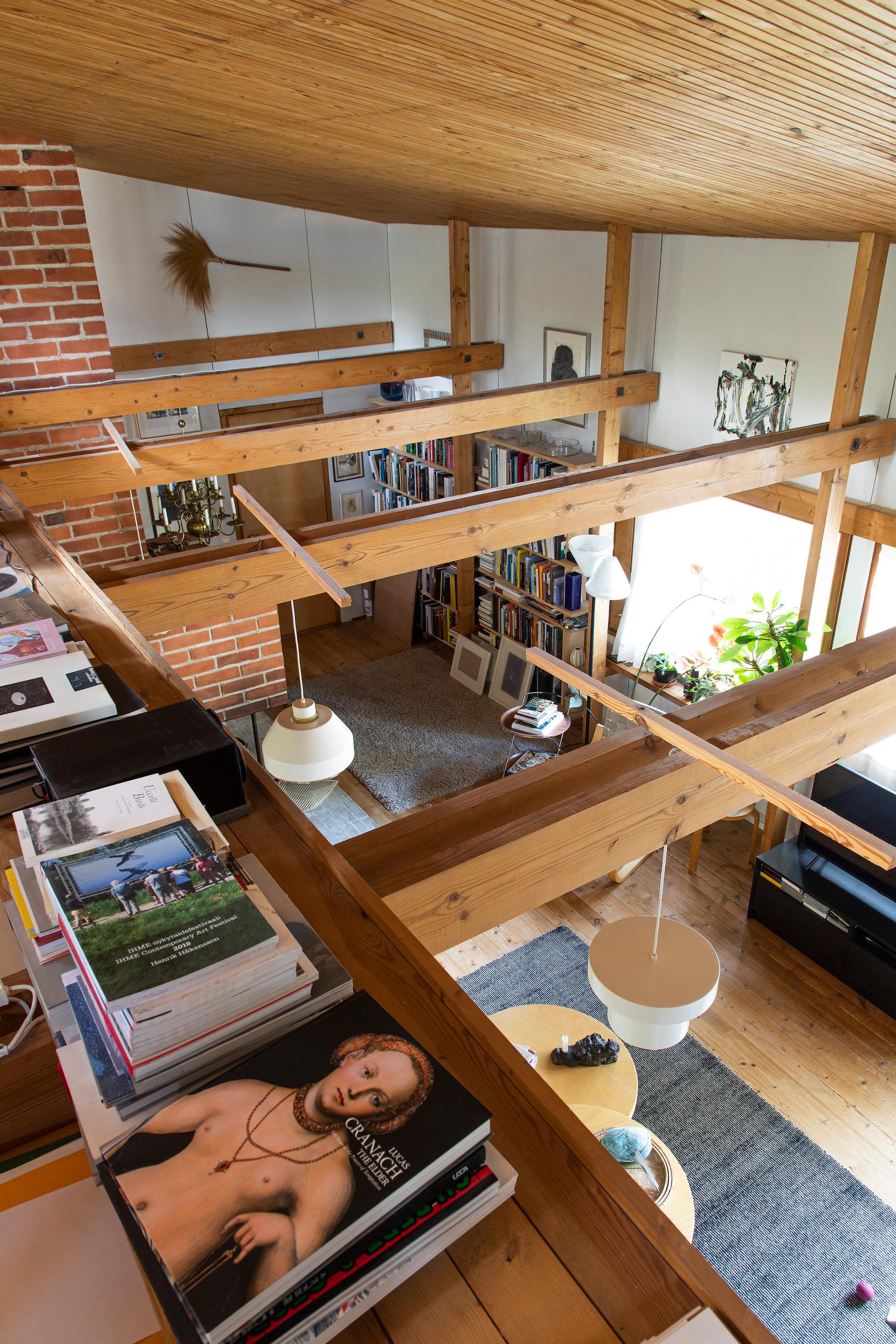 Klassinen sisustus kuuluu klassiseen taloon. Kalusteista iso osa on Alvar Aallon suunnittelemia. Katon mäntypaneeli on alkuperäinen. Sille ei ole tehty mitään sitten vuoden 1961.