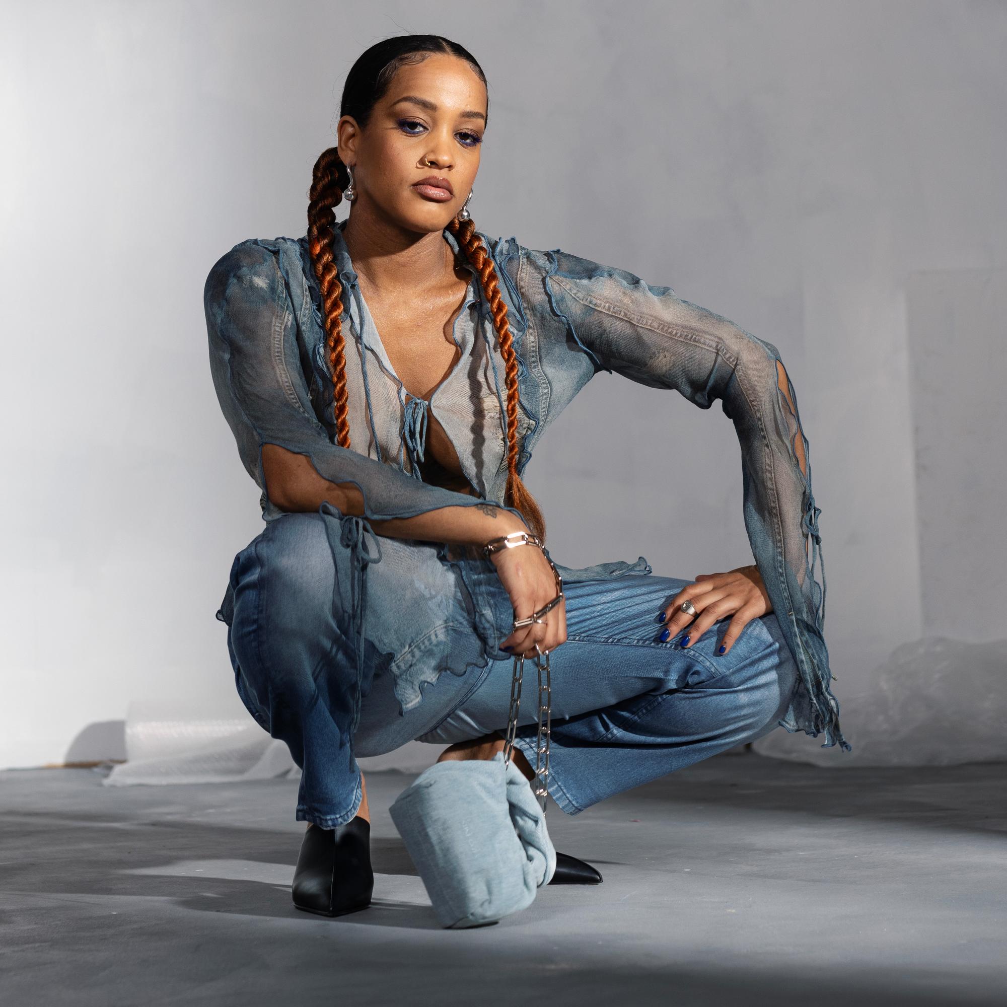 Stailaaja valitsi 5 kesän yllättävintä tyyliä – näin upealta ne näyttävät artisti Yeboyahin päällä