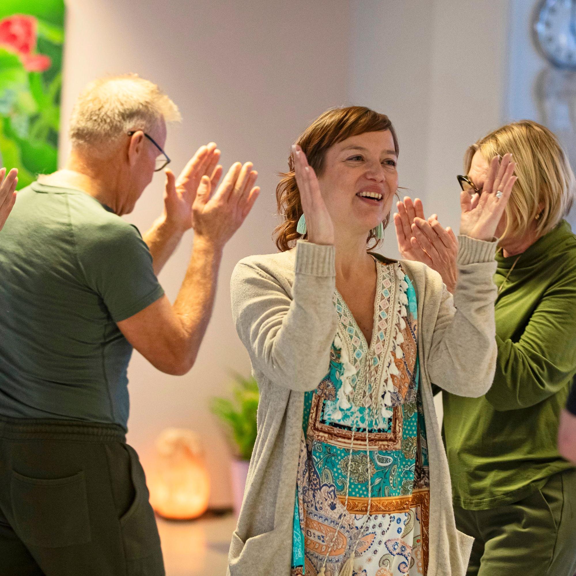 Naurujoogassa käynnistyy kehon oma hyvän olon kone: ”Hassuttelun ansiosta stressihormoni kortisoli vähenee”, kertoo naurujoogaohjaaja