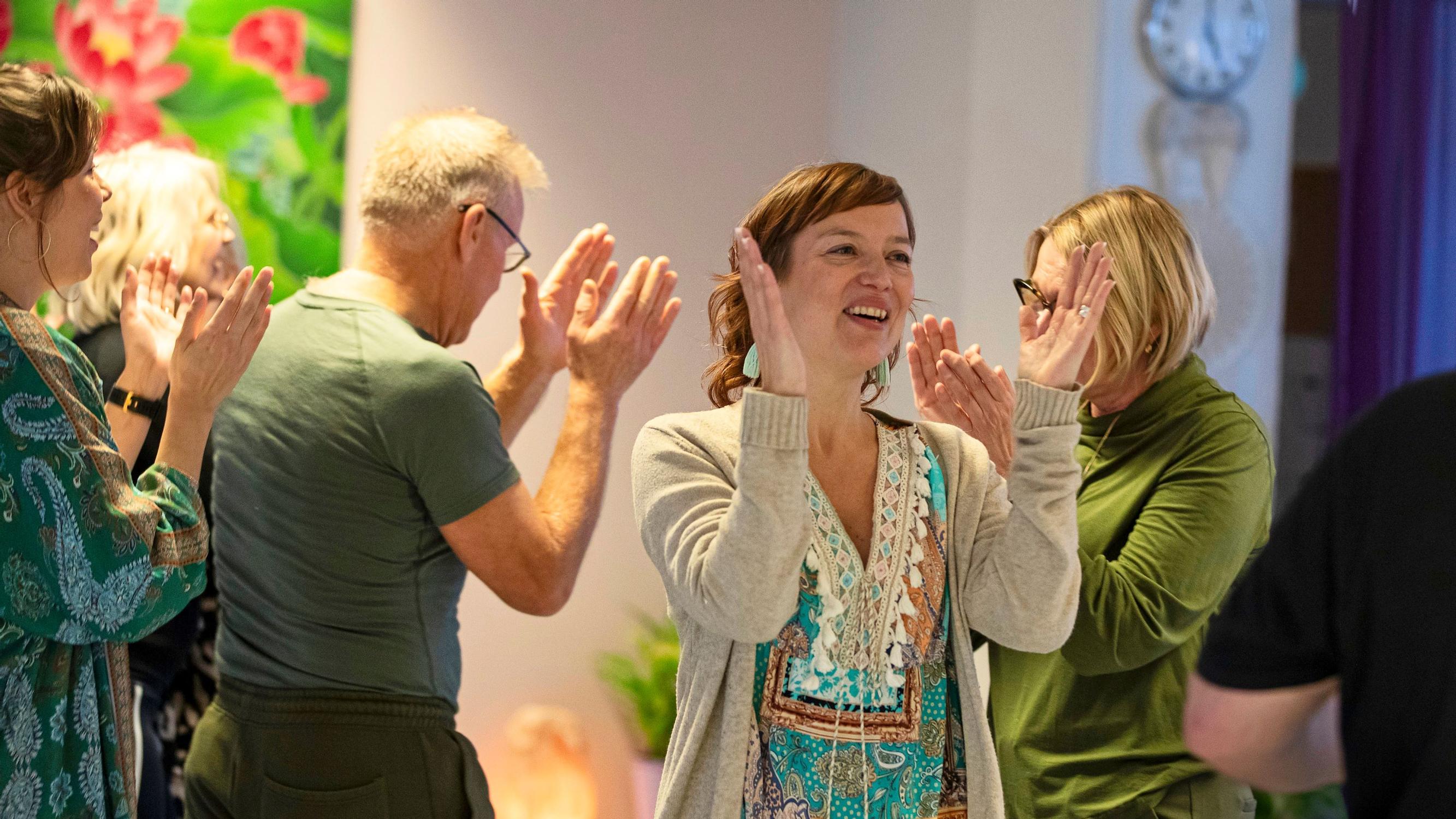 Naurujoogassa käynnistyy kehon oma hyvän olon kone: ”Hassuttelun ansiosta stressihormoni kortisoli vähenee”, kertoo naurujoogaohjaaja