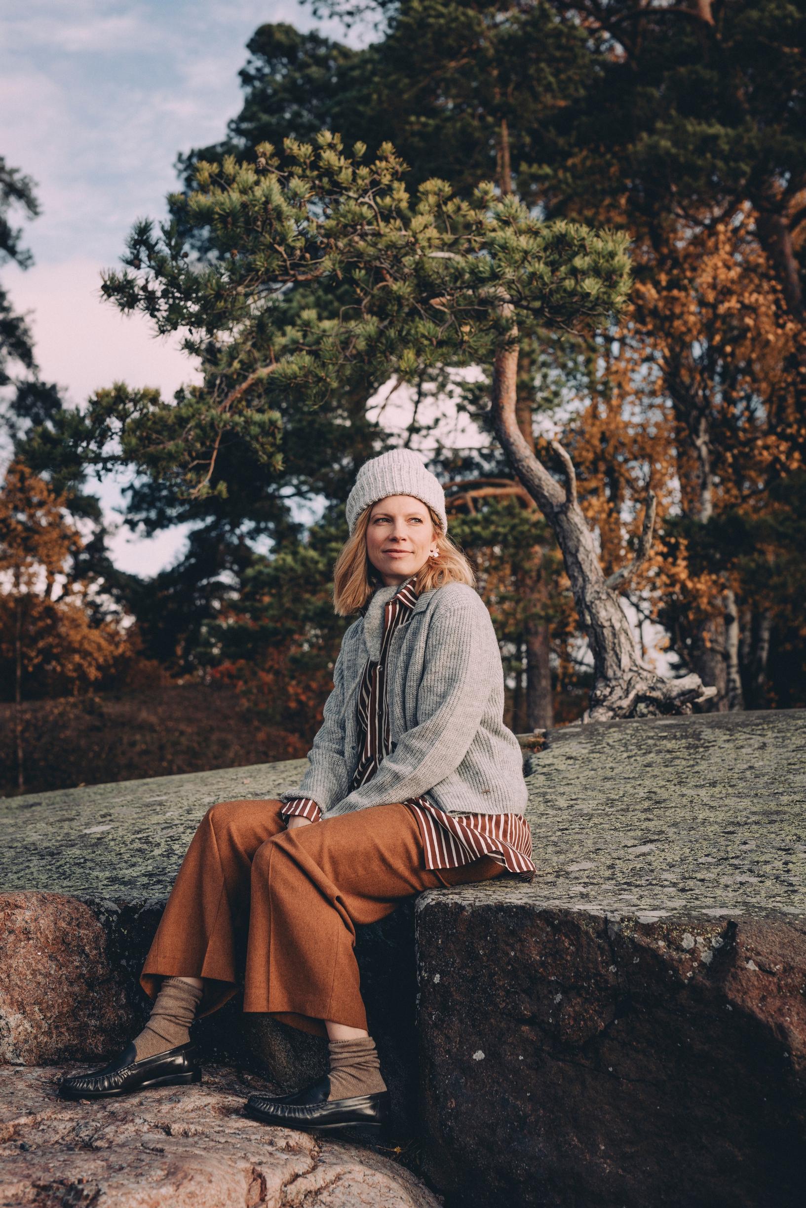 Ruskea Joka- poika-paita 180 e, Marimekko. Villakankaiset housut 289,90 e, Gant. Villatakki 49,99 e, Lindex. Villapipo 49,95 e, Amore / Stockmann. Kashmirhuivi kaulassa, 139 e, Rue De Tokyo / Stockmann. Kashmir-villasukat 110 e, Balmuir. Korvakorut Marimekko x Kalevala 245 e. Nahkaloaferit 79,95 e, Mango.