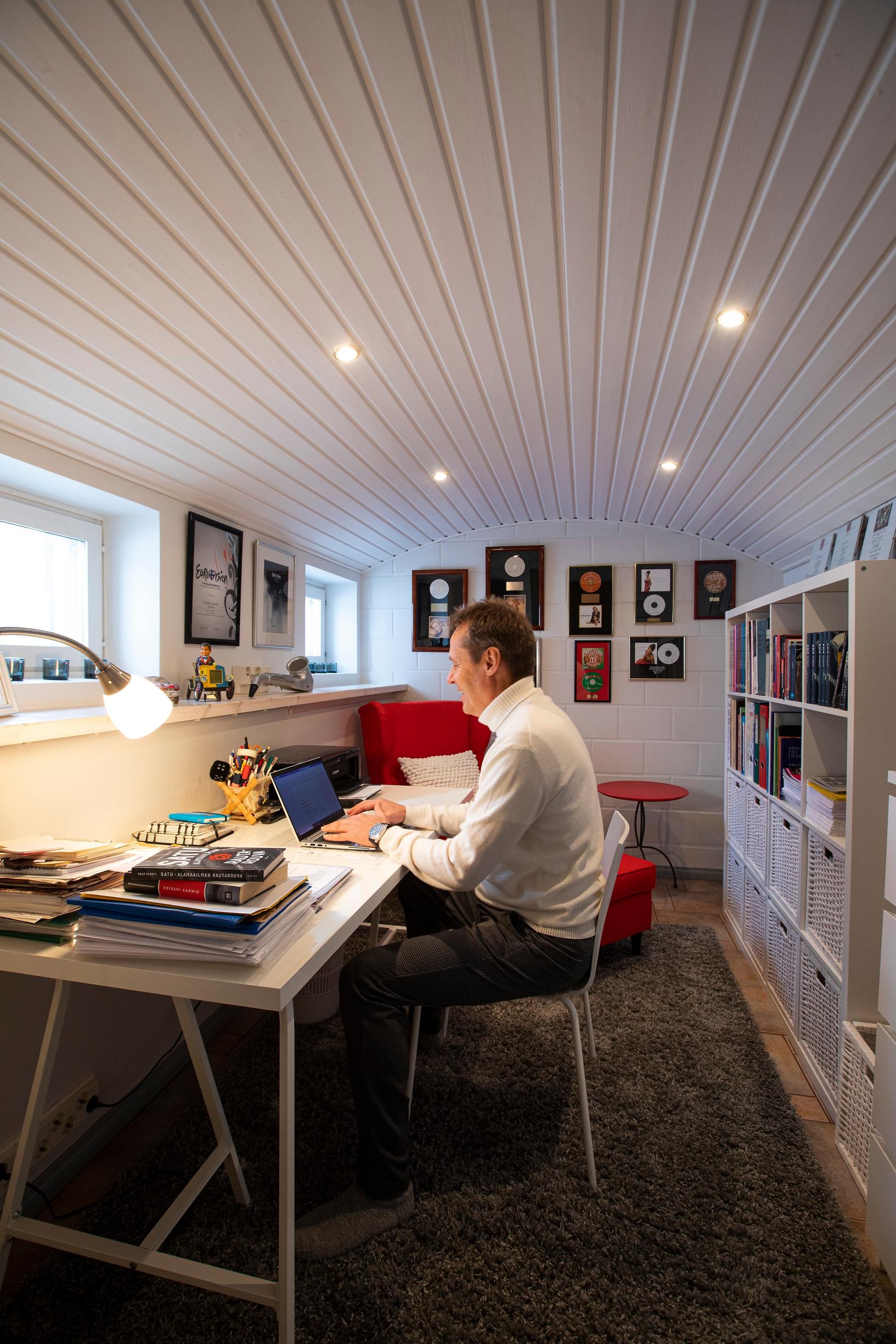 Holvikattoisessa kellarikerroksessa syntyvät Kalen dekkarit. Työhuoneen seinillä komeilee myös musiikkituottajana ansioituneen miehen kultalevyt.