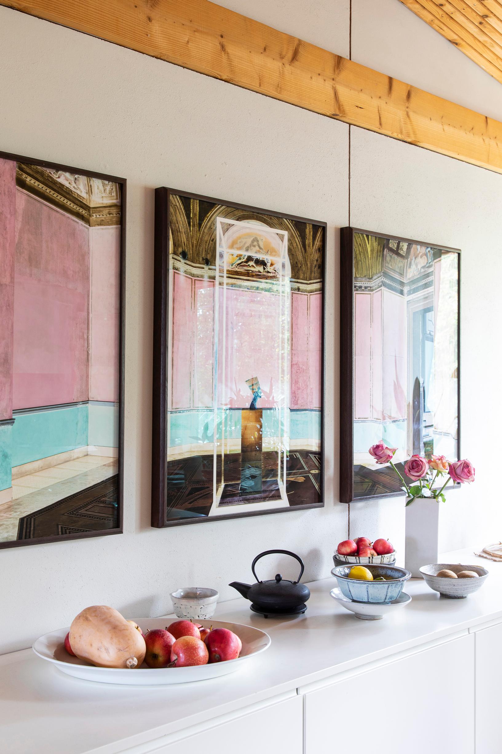 Keittiön toiselle reunalle on teetetty matala kaapisto. Sen yllä on kodin uusin taidetulokas, Ola Kolehmaisen valokuvateos Nefertiti.