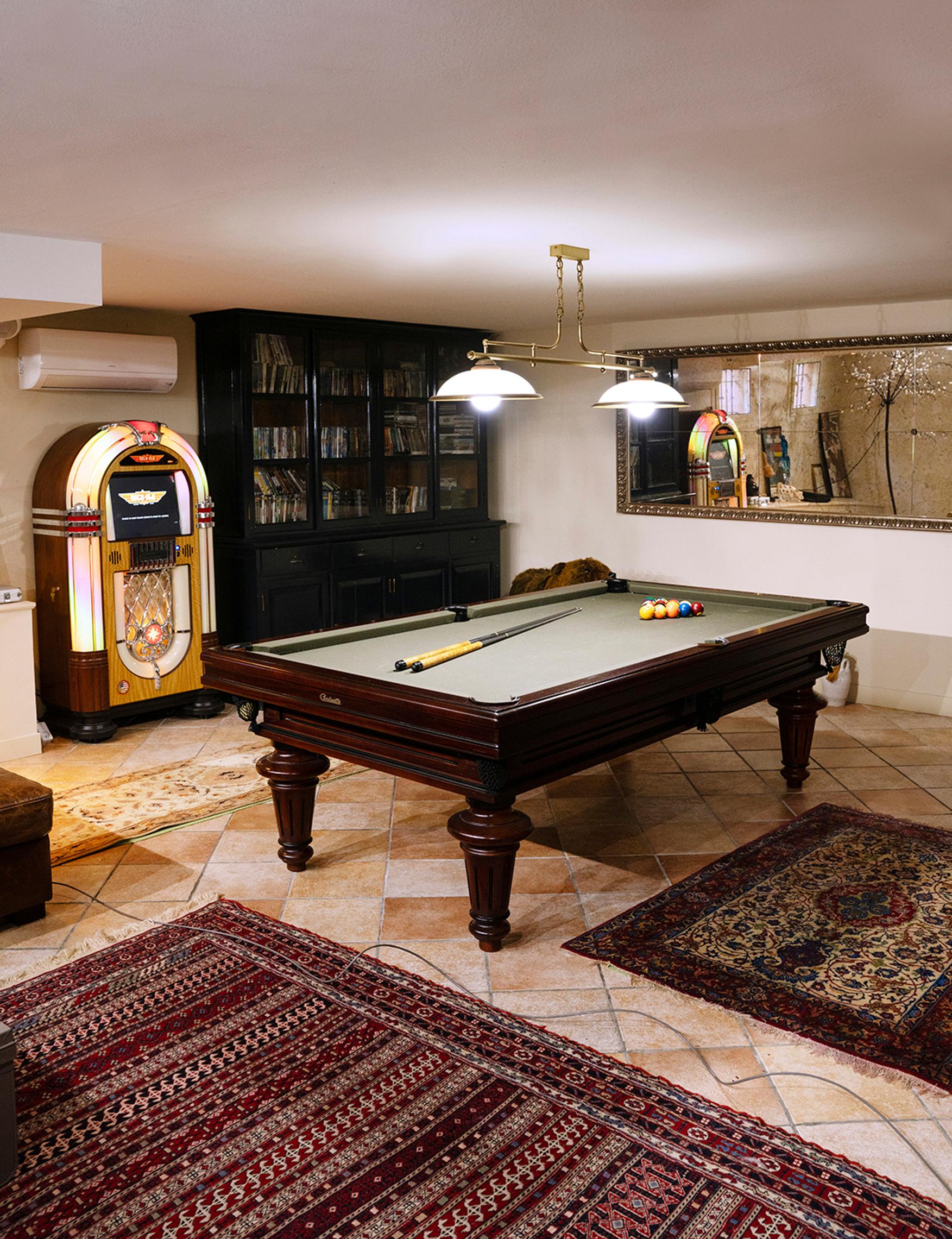 Alimmassa kerroksessa on suuri tila, johon perhe kokoontuu katsomaan elokuvia ja pelaamaan biljardia.