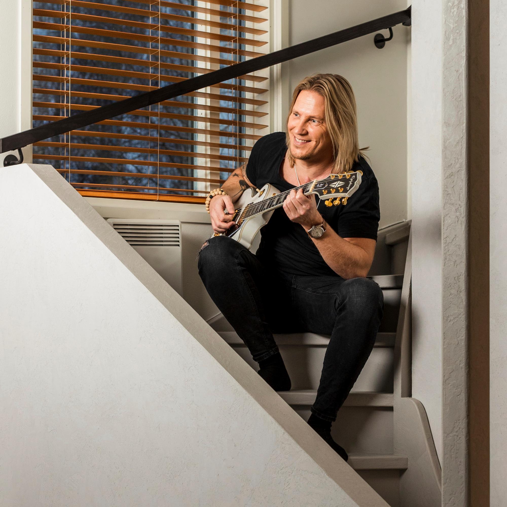 Sami Kuronen paljastaa hiustensa salaisuuden – tämä tuote on monen mökkiläisen suosikki