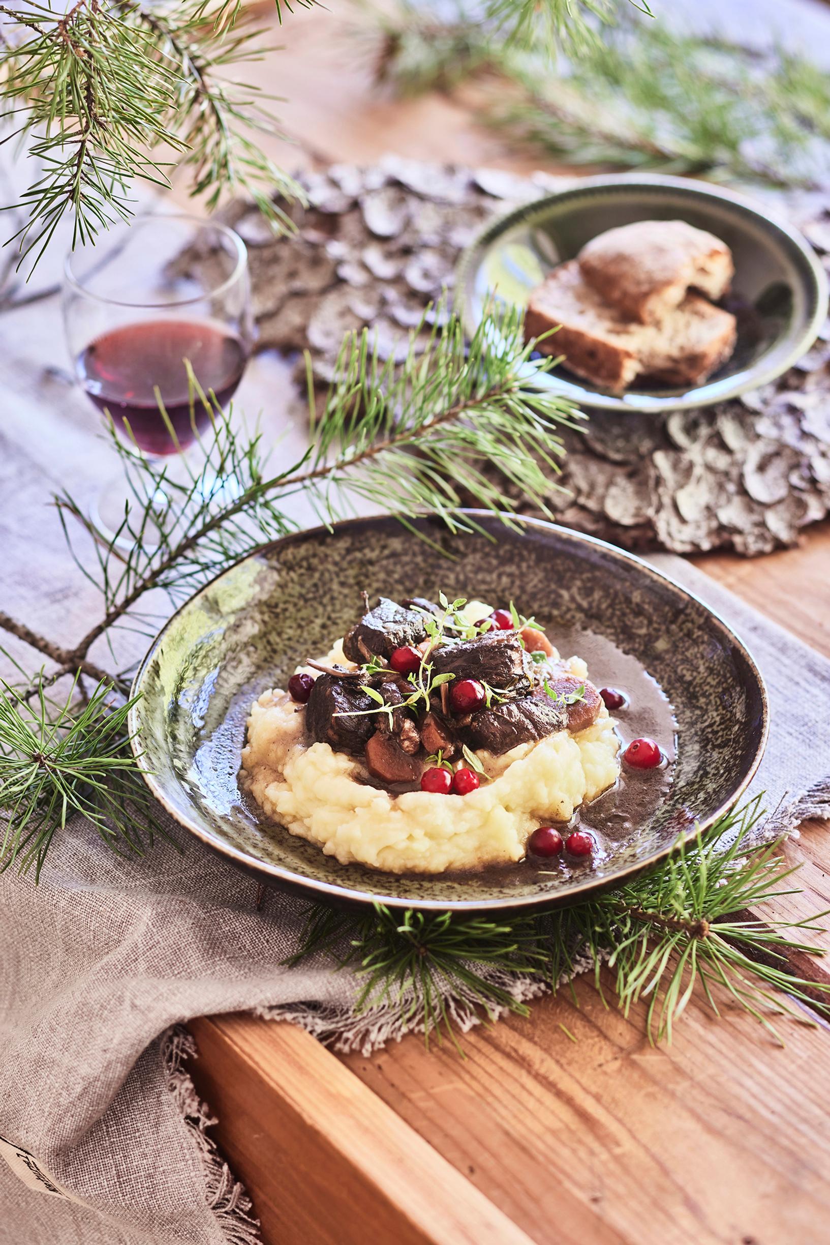 Punaviiniin upotettuna hirvenliha mureutuu upeasti miedossa uuninlämmössä. Lisukkeeksi sopii esimerkiksi juuressose ja karpalot.