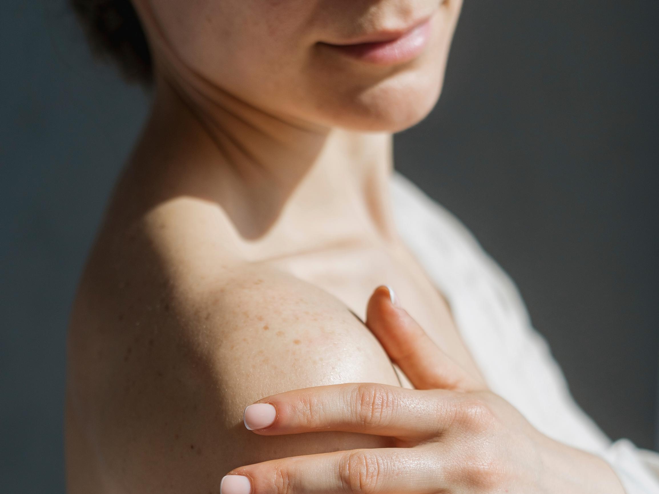 7 tuotetta, jotka auttavat erittäin kuivaa ja kutisevaa ihoa  – näin maksimoit niiden tehon