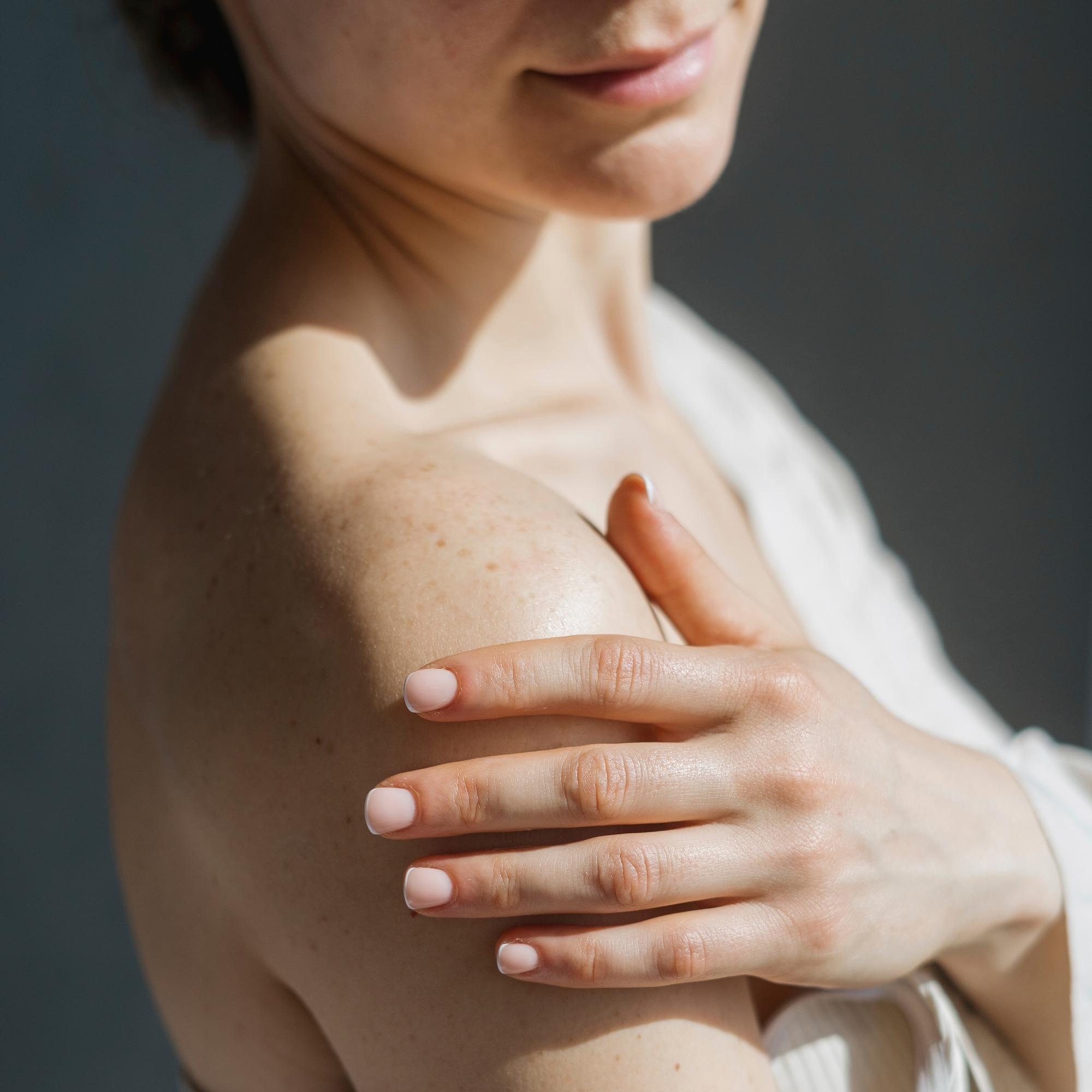 7 tuotetta, jotka auttavat erittäin kuivaa ja kutisevaa ihoa  – näin maksimoit niiden tehon