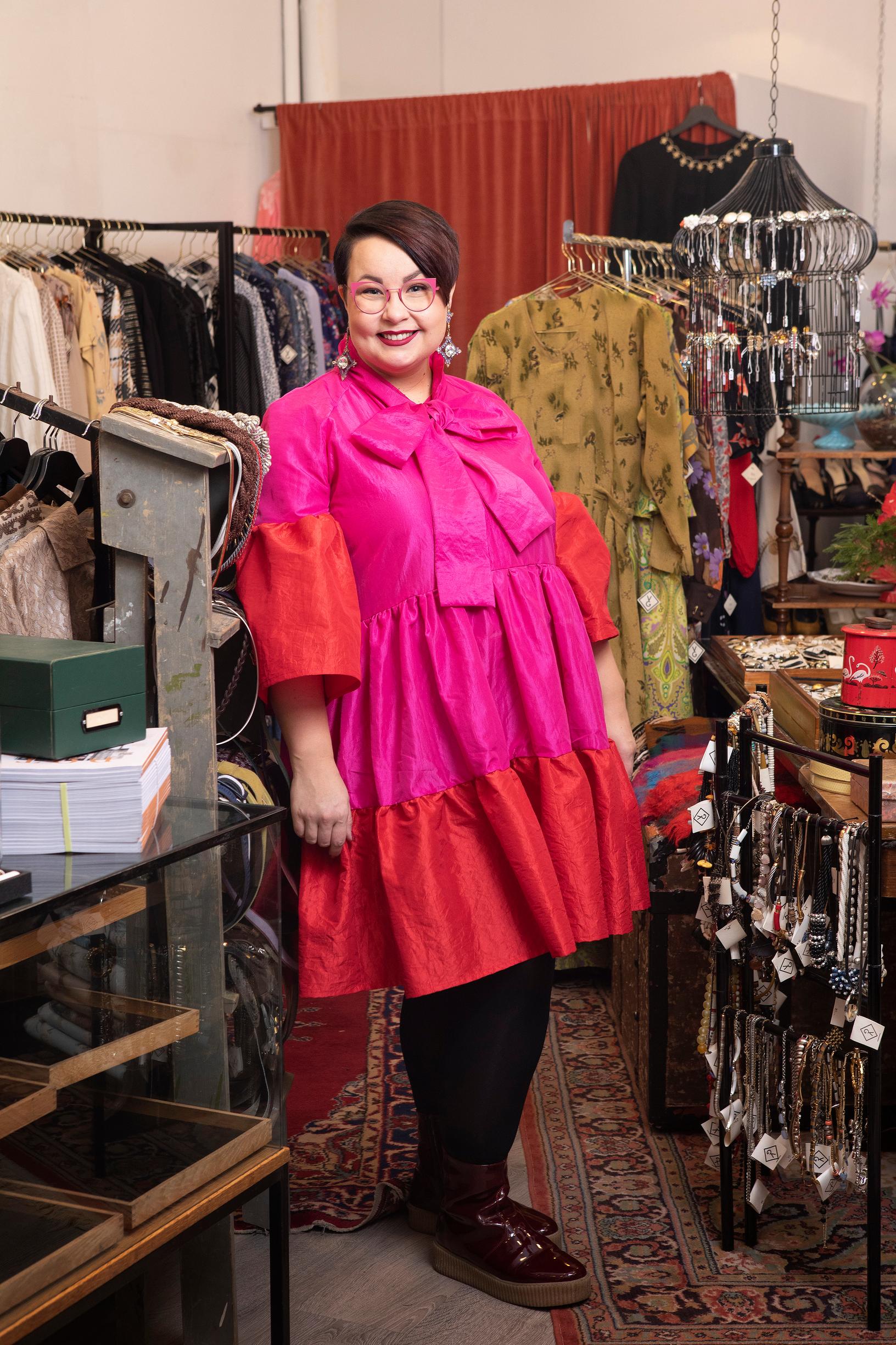 Emmi yllään Miia Halmesmaan mekko.