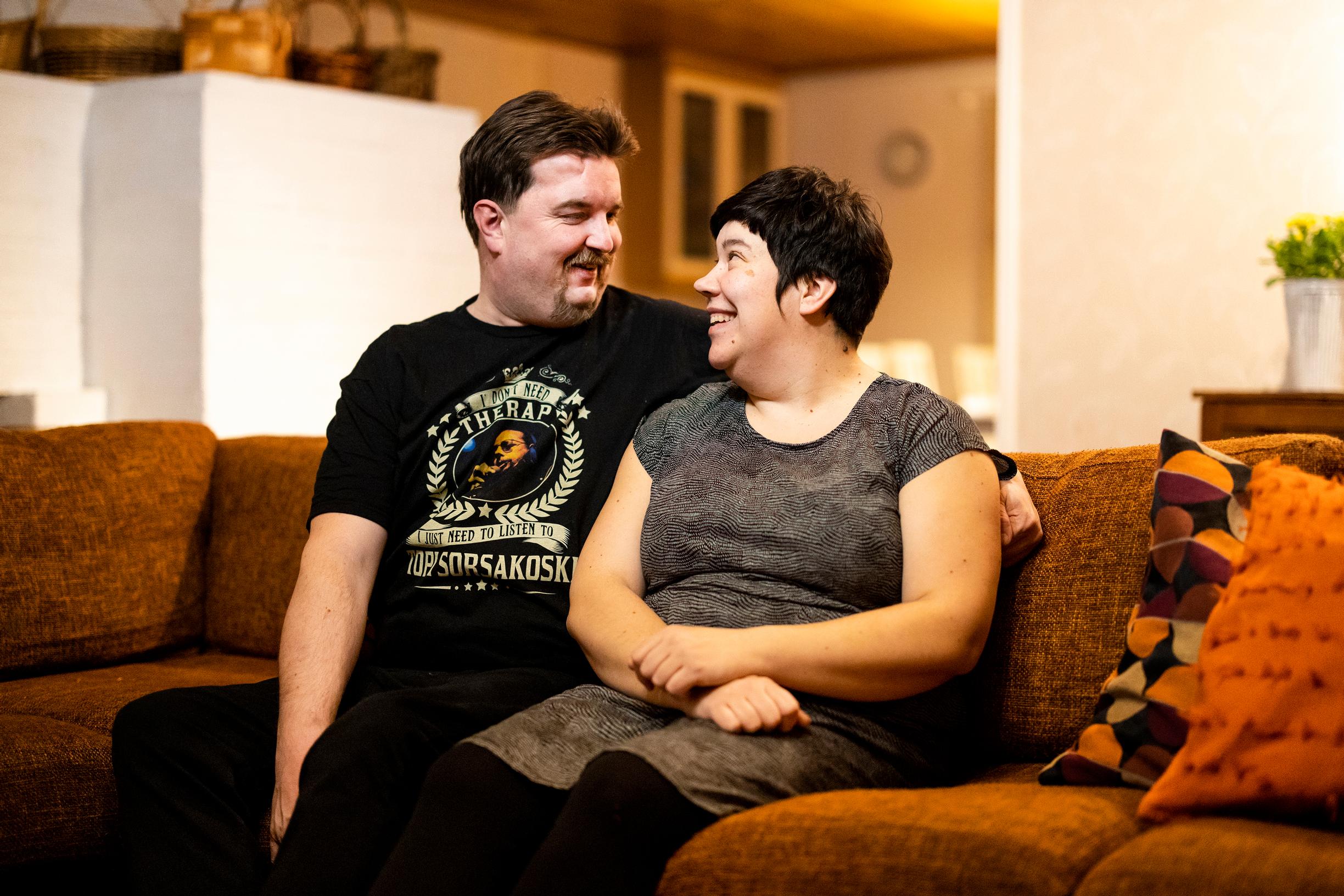 Puolison sairastuttua moni pariskunta päätyy eroon. Jenni-vaimo on ollut Veli-Matin tuki ja turva aivoinfarktin jälkeen. ”Avioliitto ei olisi koossa, ellei minulla olisi tällainen vaimo”, Veli-Matti kiittää.