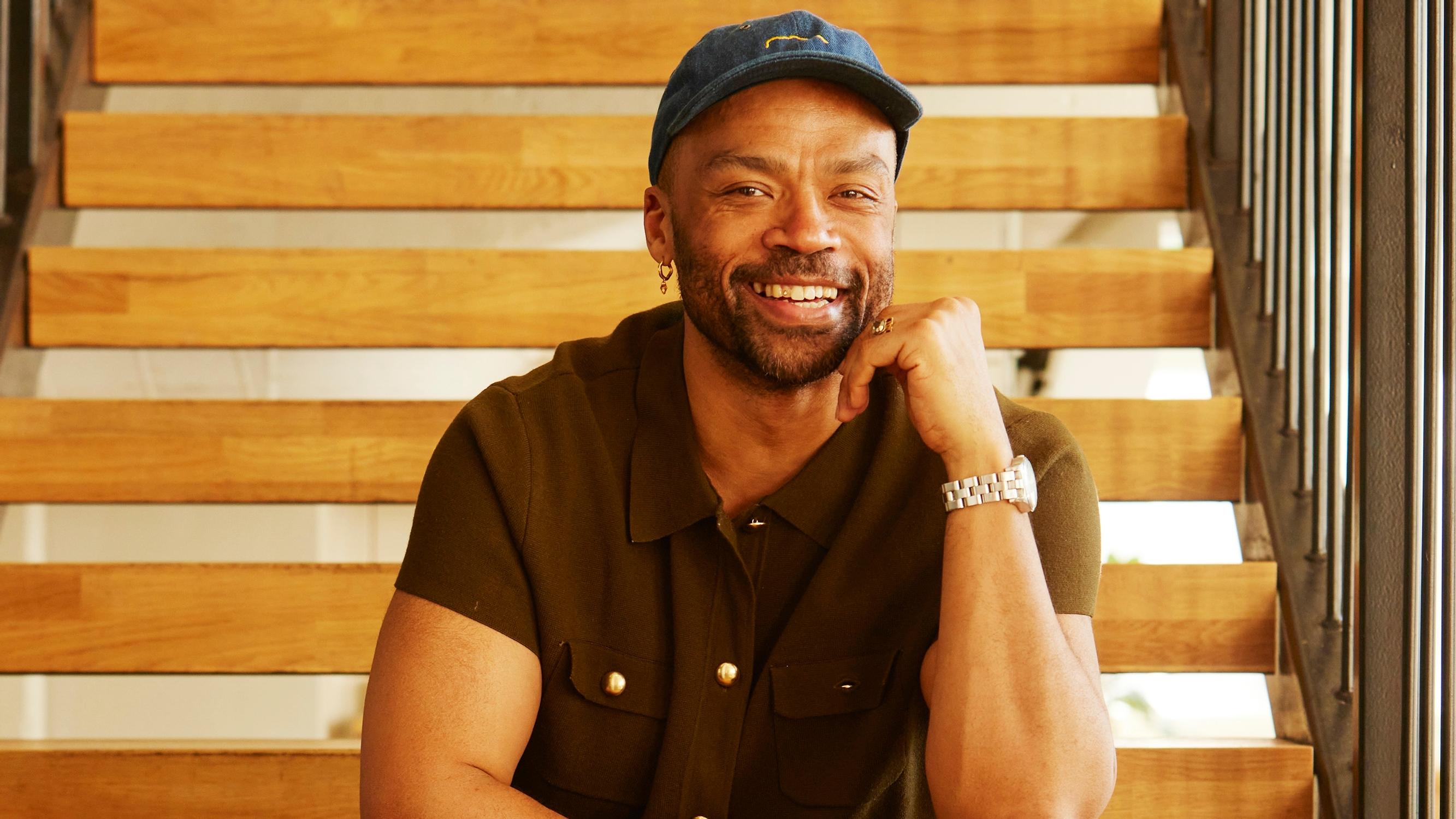 Jani Toivola on luonnostaan ujo ja varautunut – yksinkertainen tapa on opettanut kohtaamaan tuntemattomia