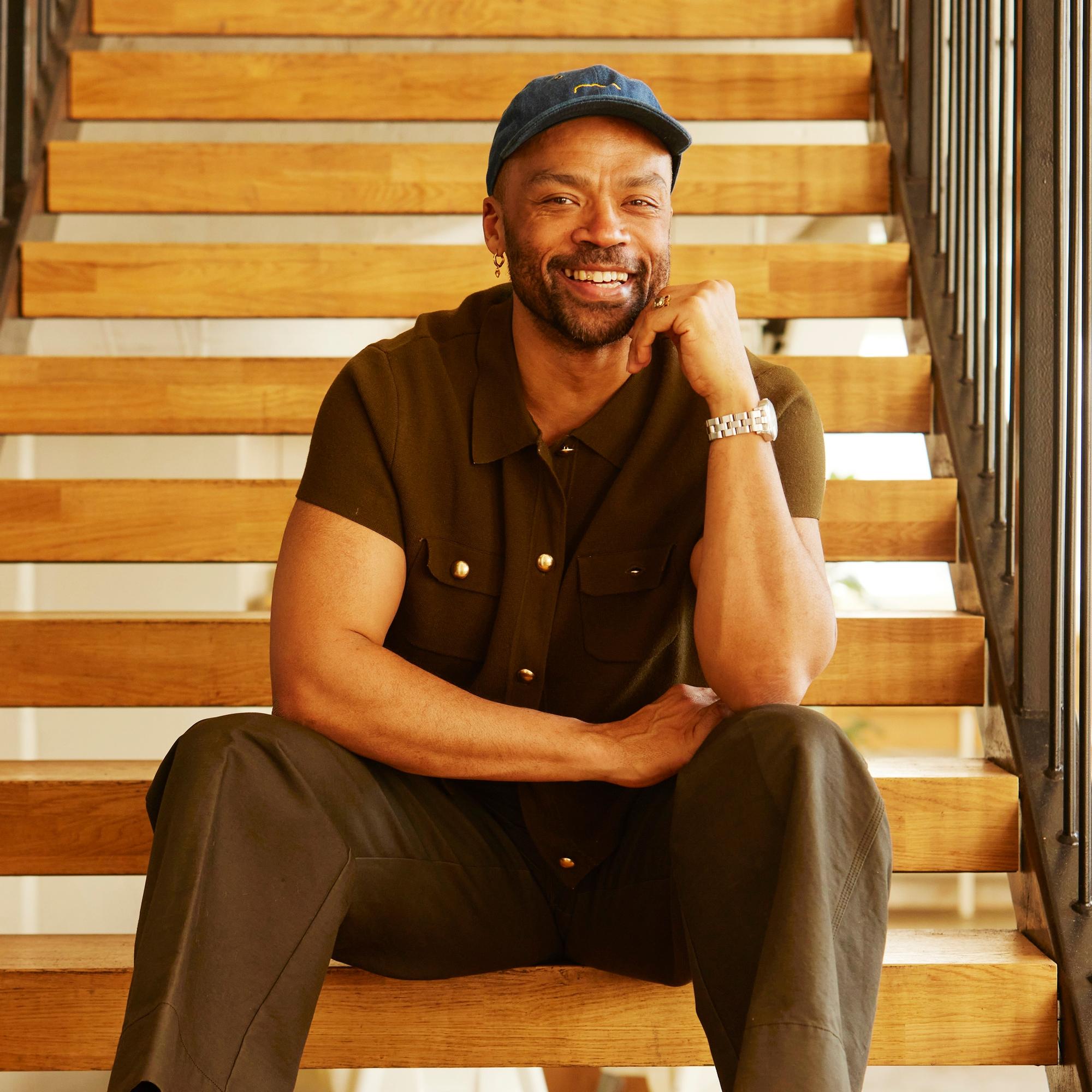 Jani Toivola on luonnostaan ujo ja varautunut – yksinkertainen tapa on opettanut kohtaamaan tuntemattomia