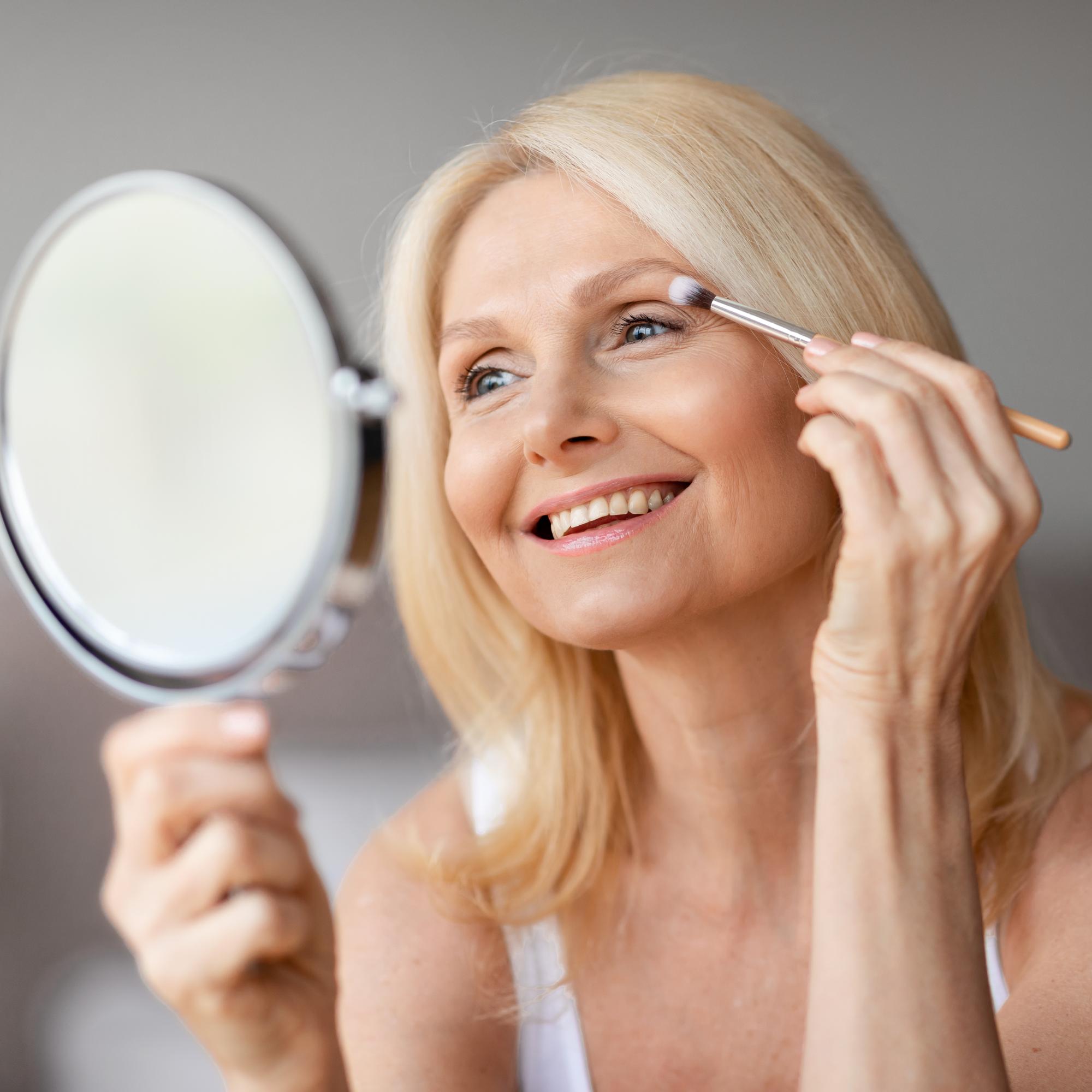 Kerääntyykö luomiväri viiruiksi silmäluomiin? Näillä 5 tuotteella teet kestävän silmämeikin