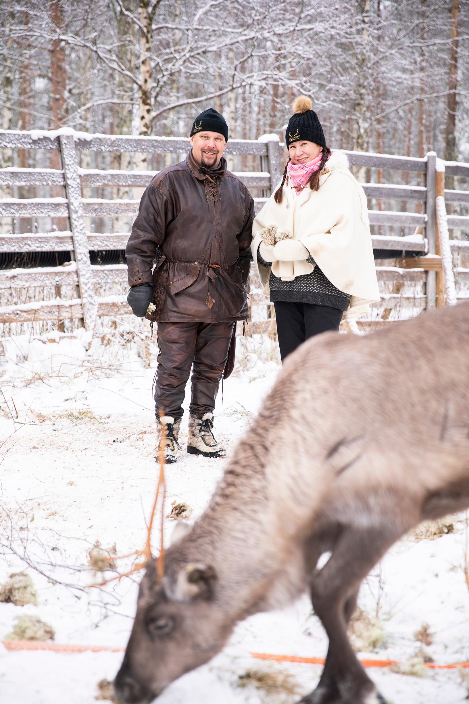 Ensitreffeillä Sami vei Hannan ulos syömään eli tulille lammen rannalle. Illalliseksi hän tarjoili poron ulkofilettä. Pariskunnan nautinto on lähteä yhdessä metsään. Vähemmän on enemmän, he sanovat.