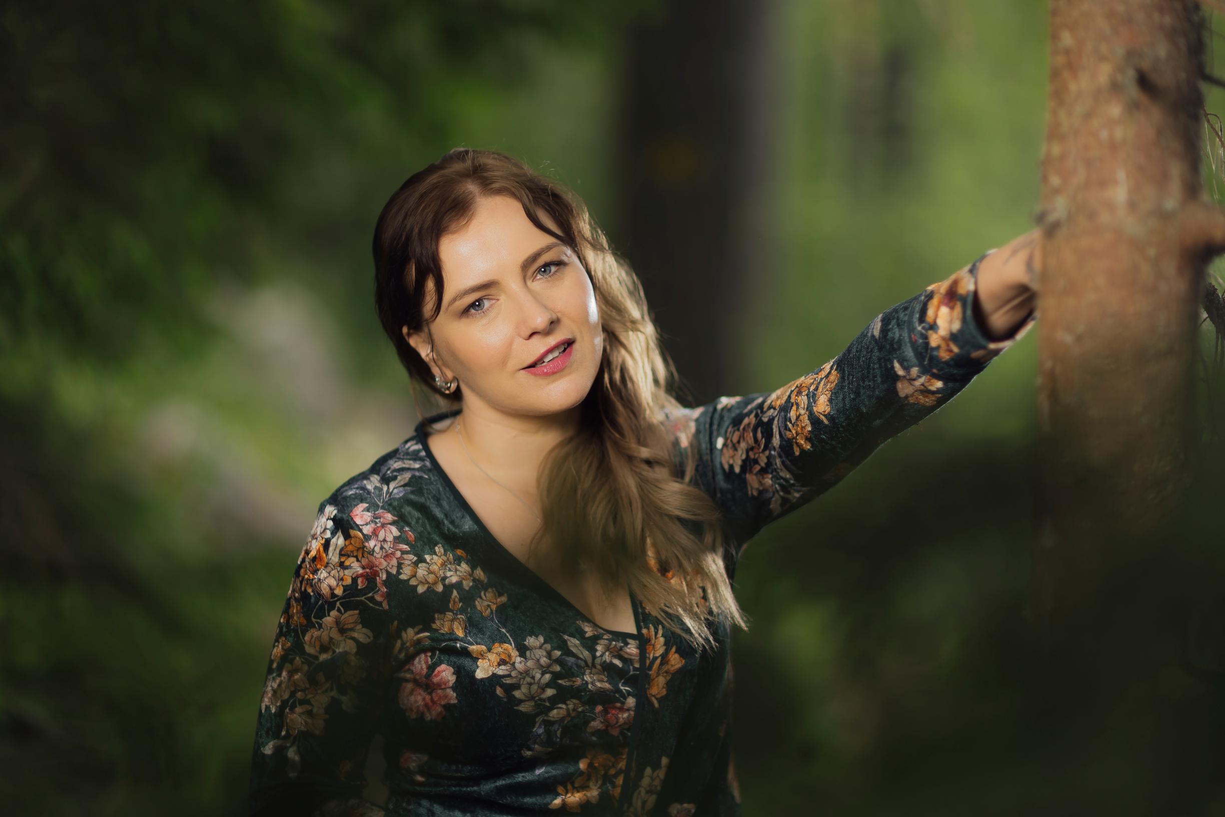 Yona nojaa puuhun, lähikuva