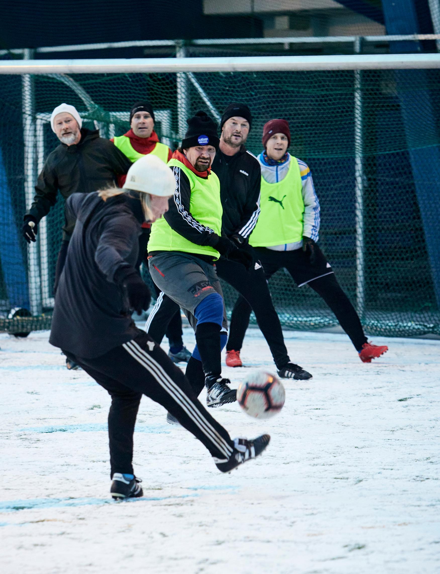 Kari Kanala arvelee, että hänen vaimonsa saattaisi pitää jalkapallosta, jos mies ei olisi siitä niin innostunut. ”Ainoa, mikä parisuhdettamme rasittaa iltaisin, on Valioliigan seuraamiseni.”