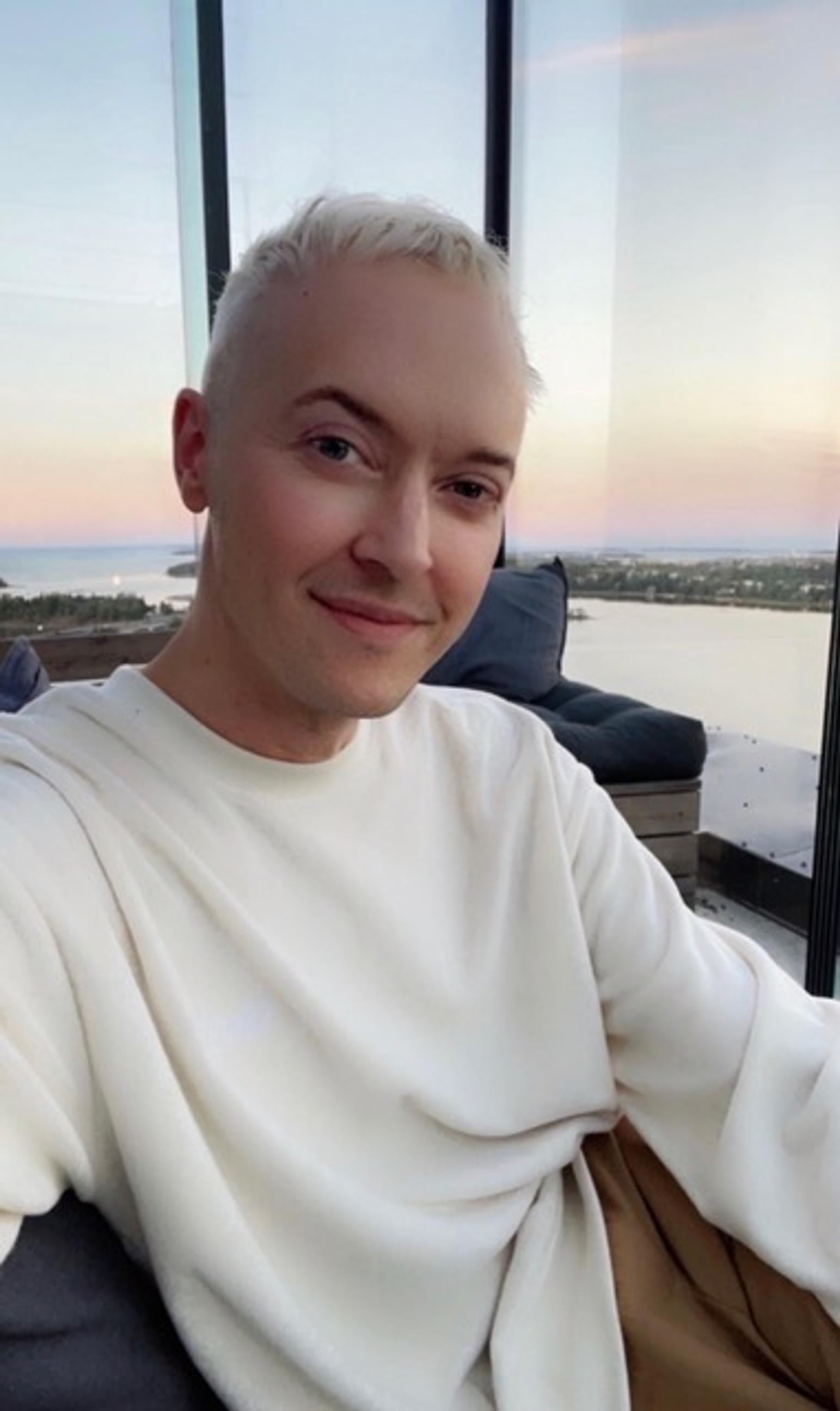 Tom Schevelin-Repnau on kampaaja. Hän avaa Tiktokissa hiustenhoidon saloja niin, että maallikkokin ymmärtää: @brushedbytom.