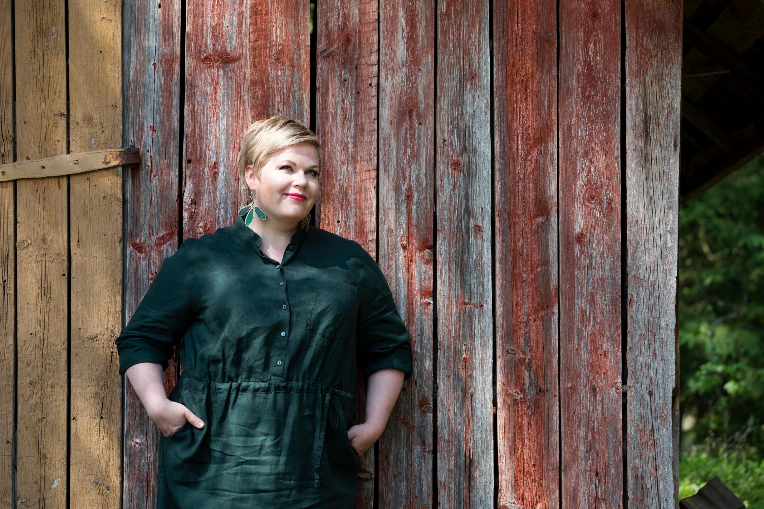 ”Isoäidiltä olen oppinut paljon naisena elämisestä", Annika Saarikko sanoo.