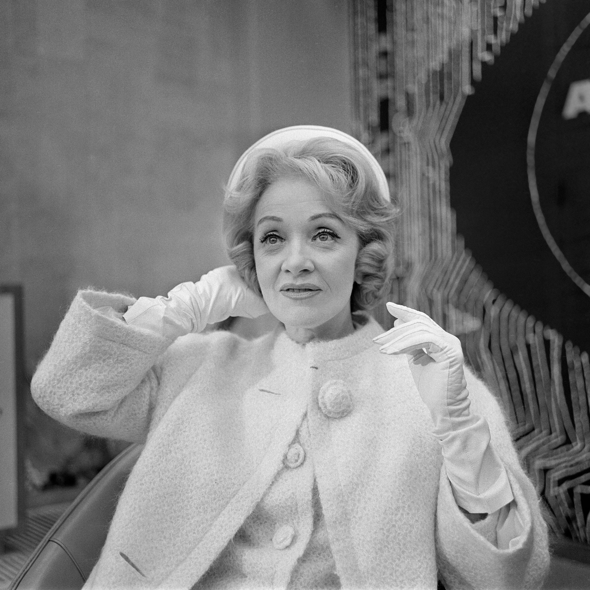 Vuosien vieriessä Marlene löysi henkisen kotinsa Pariisista. Kuvassa hän on Orlyn lentokentällä 1962.