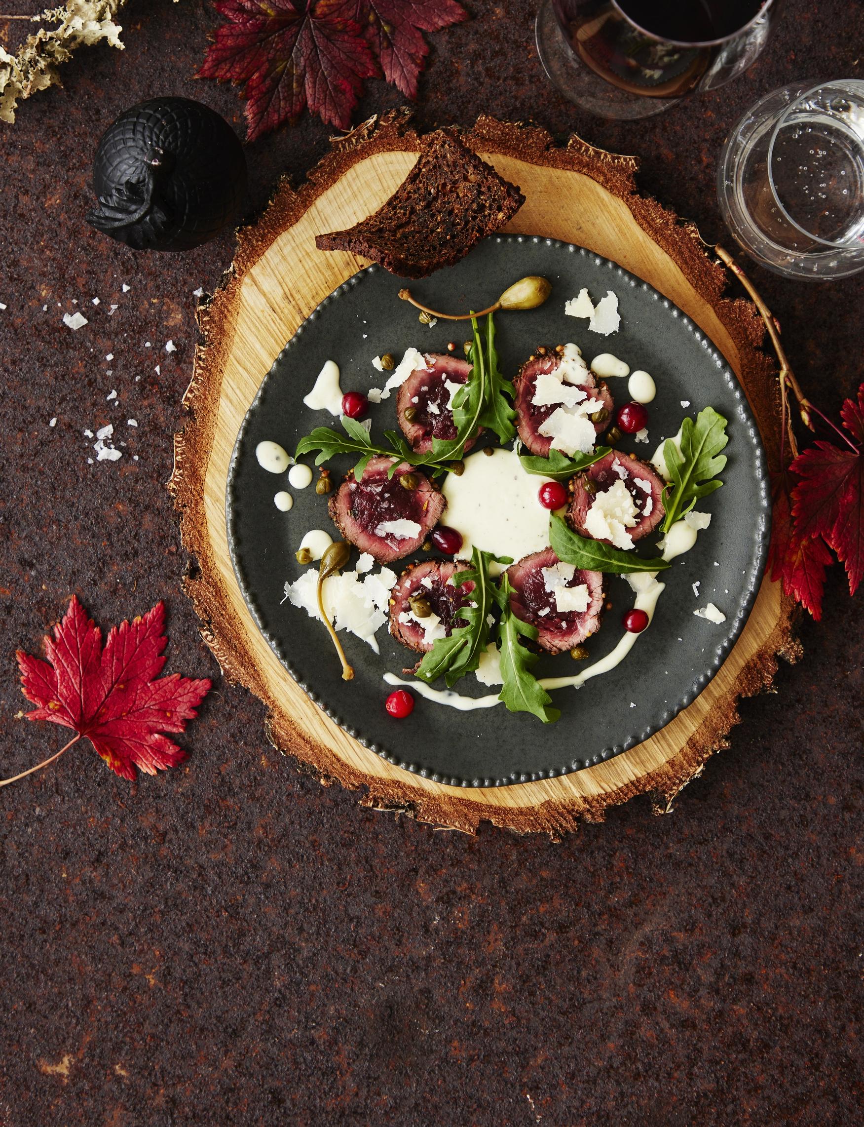 Mureasta poronfileestä syntyy pienellä vaivalla upea carpaccio. Kohmeisesta lihasta on helppo leikata ohuita viipaleita.