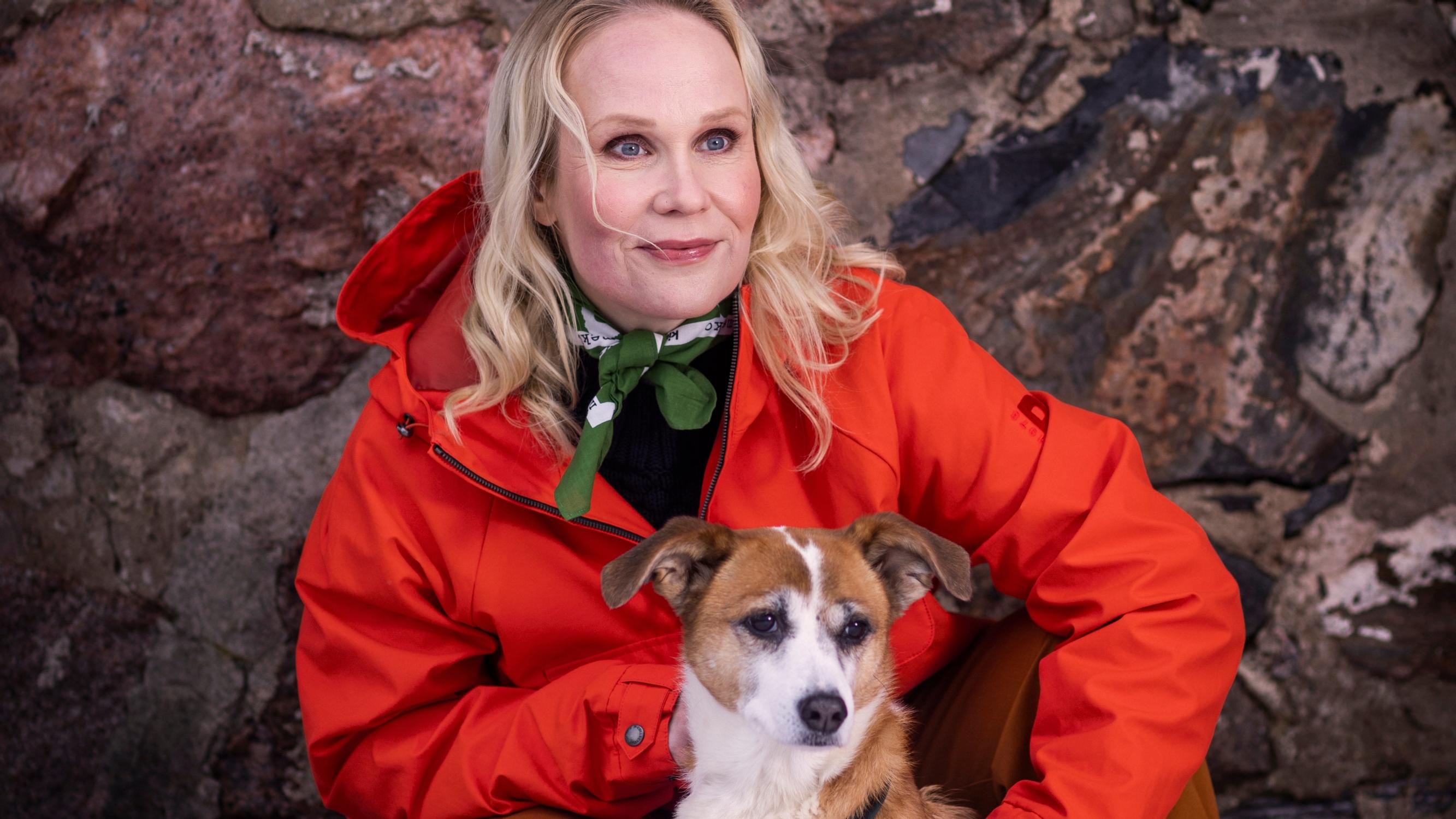 Vastuullinen muotiko muka tylsää? Eläinfilosofi Elisa Aaltola ja Siiri-koira esittelevät värikkäät asut, joista osa sopii myös ulkoiluun