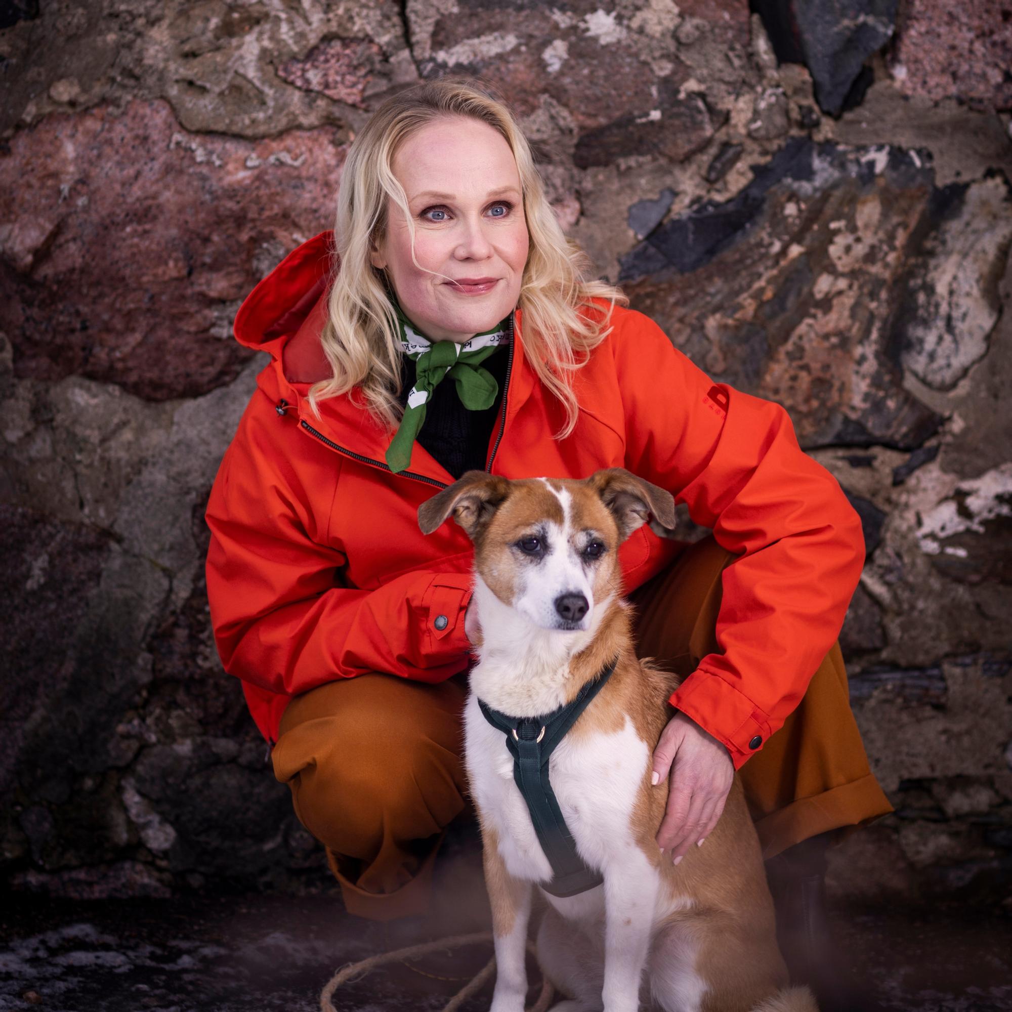 Vastuullinen muotiko muka tylsää? Eläinfilosofi Elisa Aaltola ja Siiri-koira esittelevät värikkäät asut, joista osa sopii myös ulkoiluun