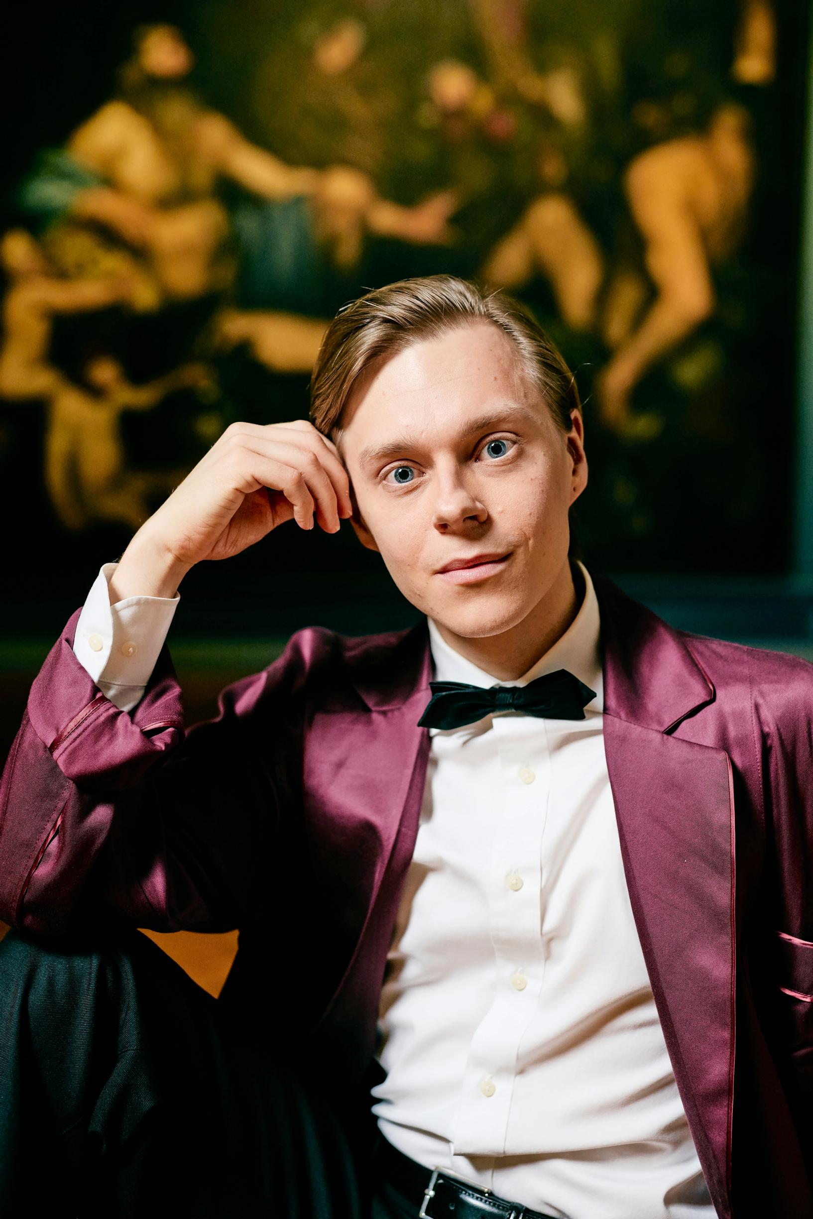 Atte istuu lattialla ja nojaa kyynärpäällä polveensa