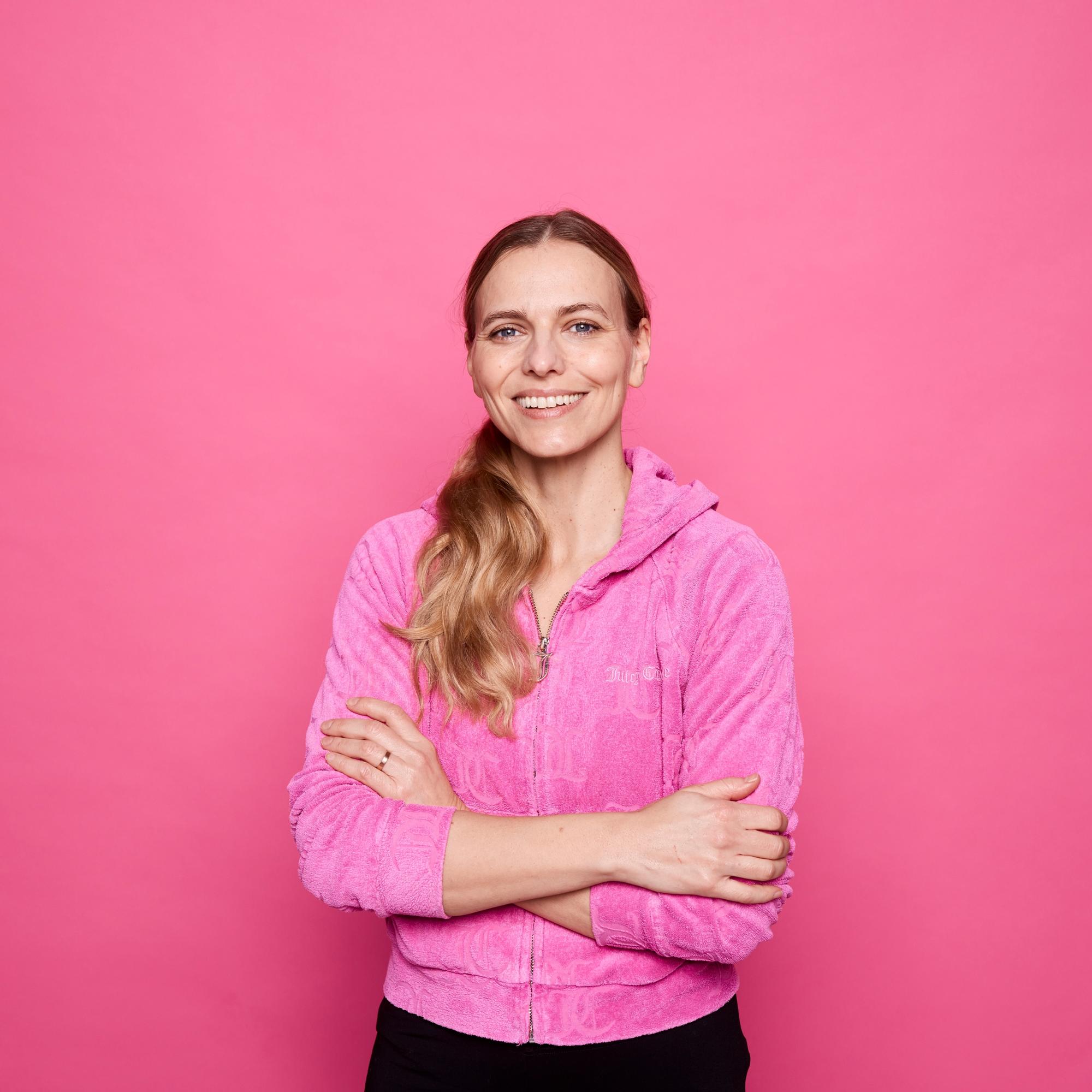 5 liikkeen kasvojoogatreeni – nämä liikkeet kiinteyttävät kasvoja, madaltavat ryppyjä ja pitävät kaksoisleuan loitolla