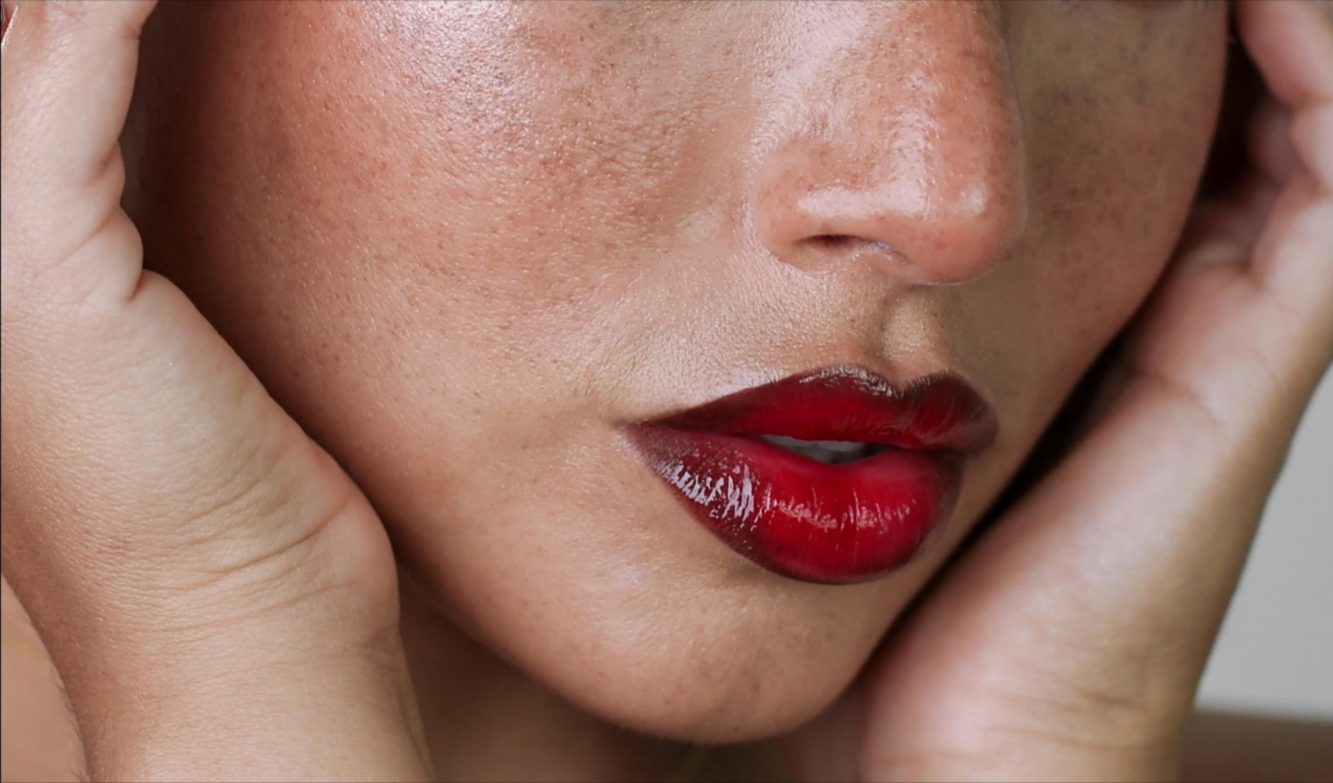 Testi paljasti 5 parasta punaa, joita voi käyttää poskille ja huulille – yksi viilentää ihoa kuin jääpala