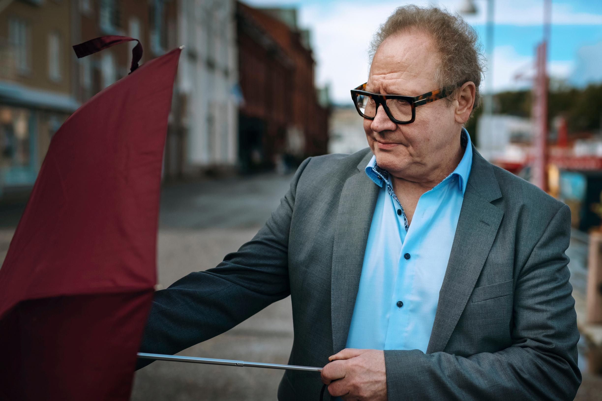 ”Äidin poismeno ravisutti maailmaani. Kukaan muu ei tiedä, minkälaisia ensimmäiset vuoteni olivat”, Jari Tervo sanoo. Hänellä on nuorempi veli ja sisko.