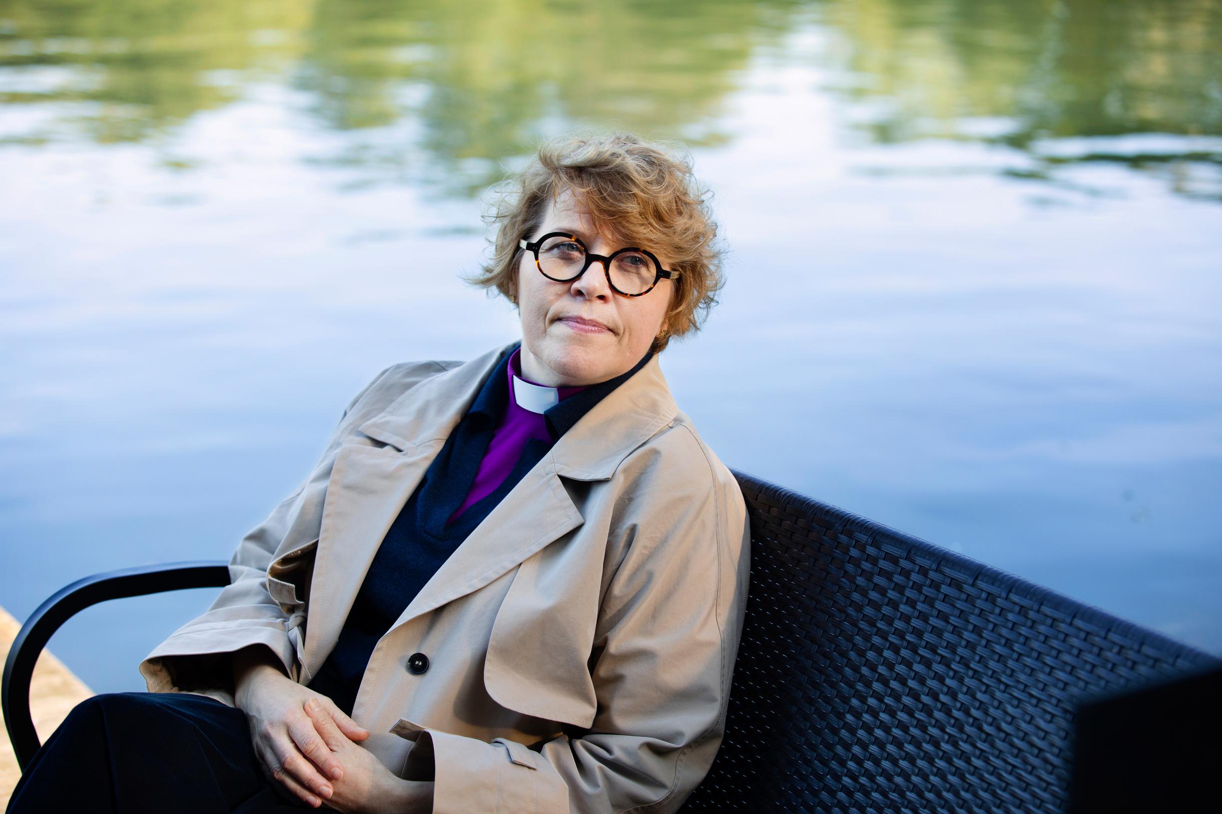 Piispa Kaisamari Hintikka pahoinpideltiin nuorena, ja se avasi hänen silmänsä: ”Kaikki väkivallan osapuolet tarvitsevat apua”