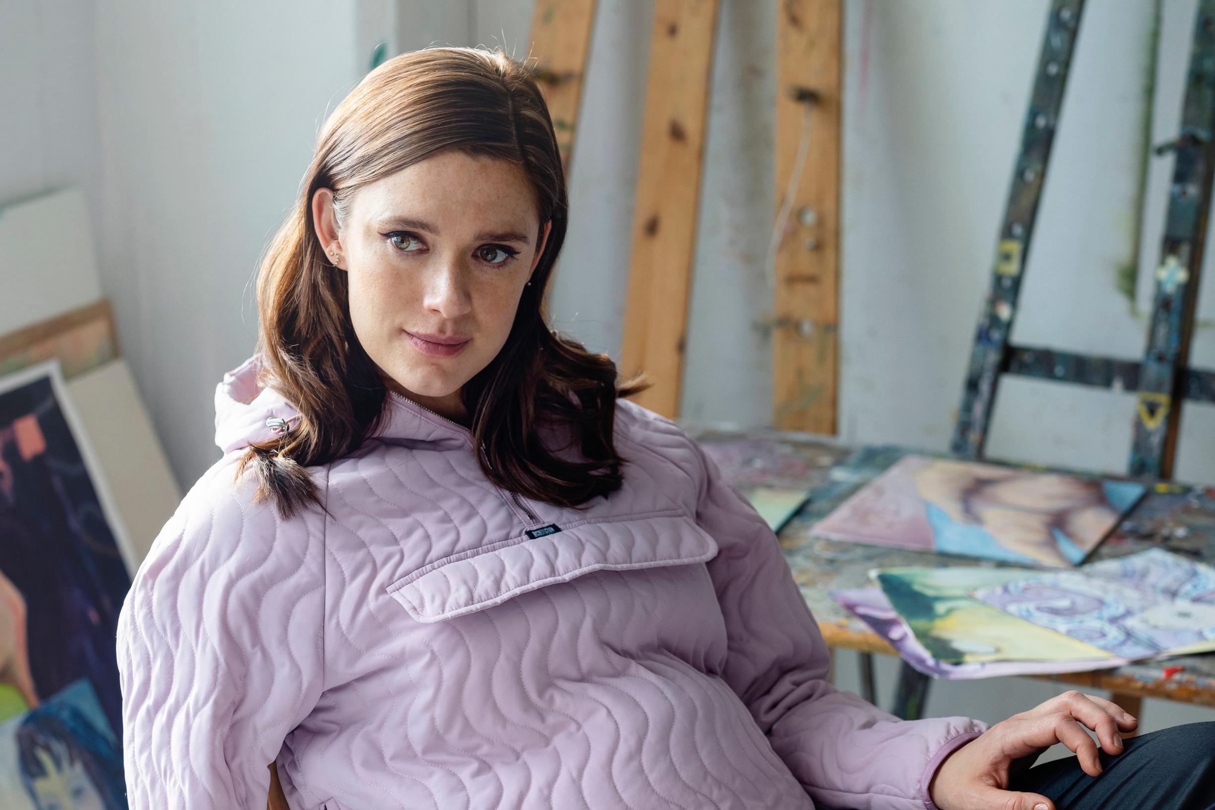 Vauvaa odottava Krista Kosonen säteilee Eevan muotimallina: ”Rakastan kaikkea dramaattista ja kimaltavaa” – katso video