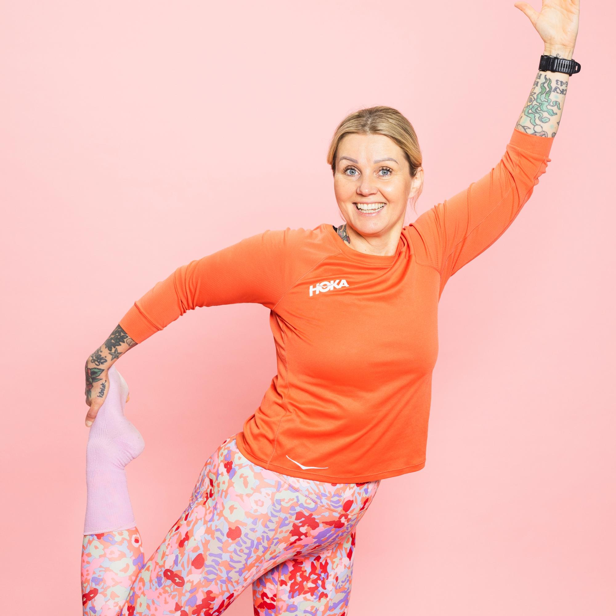 Tuntuuko istuminen kireytenä? Näillä 5 helpolla liikkeillä jätät jäkityksen taakse