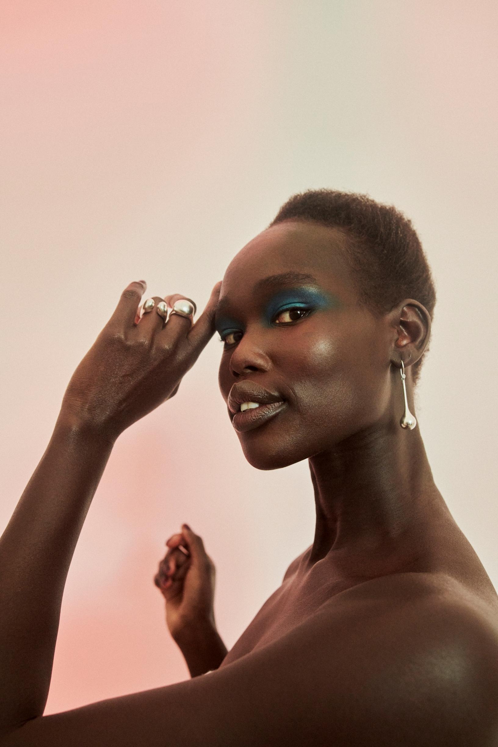 Aina-sarjan korvakorut ja sormukset mallin yllä.