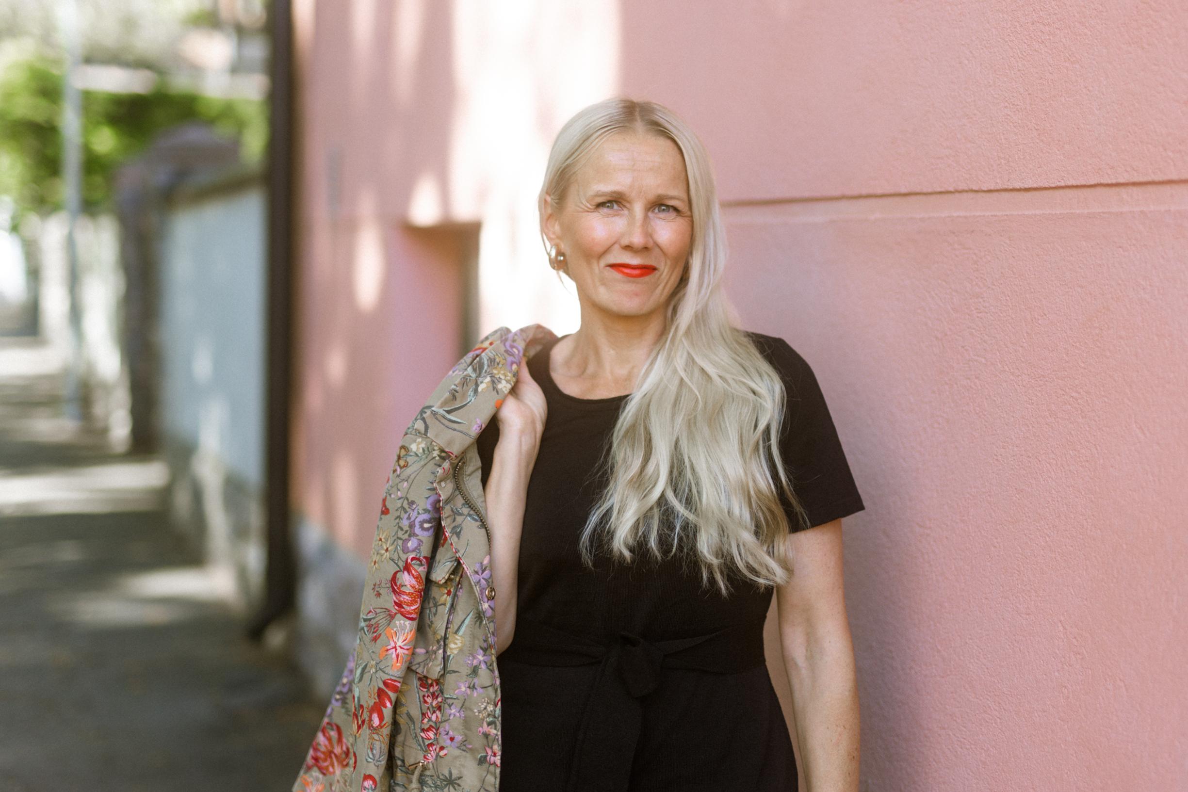 Muotia rakastava Hanna kulki viikon samassa mekossa –  nyt hän paljastaa, mitä hän oppi kokeilusta